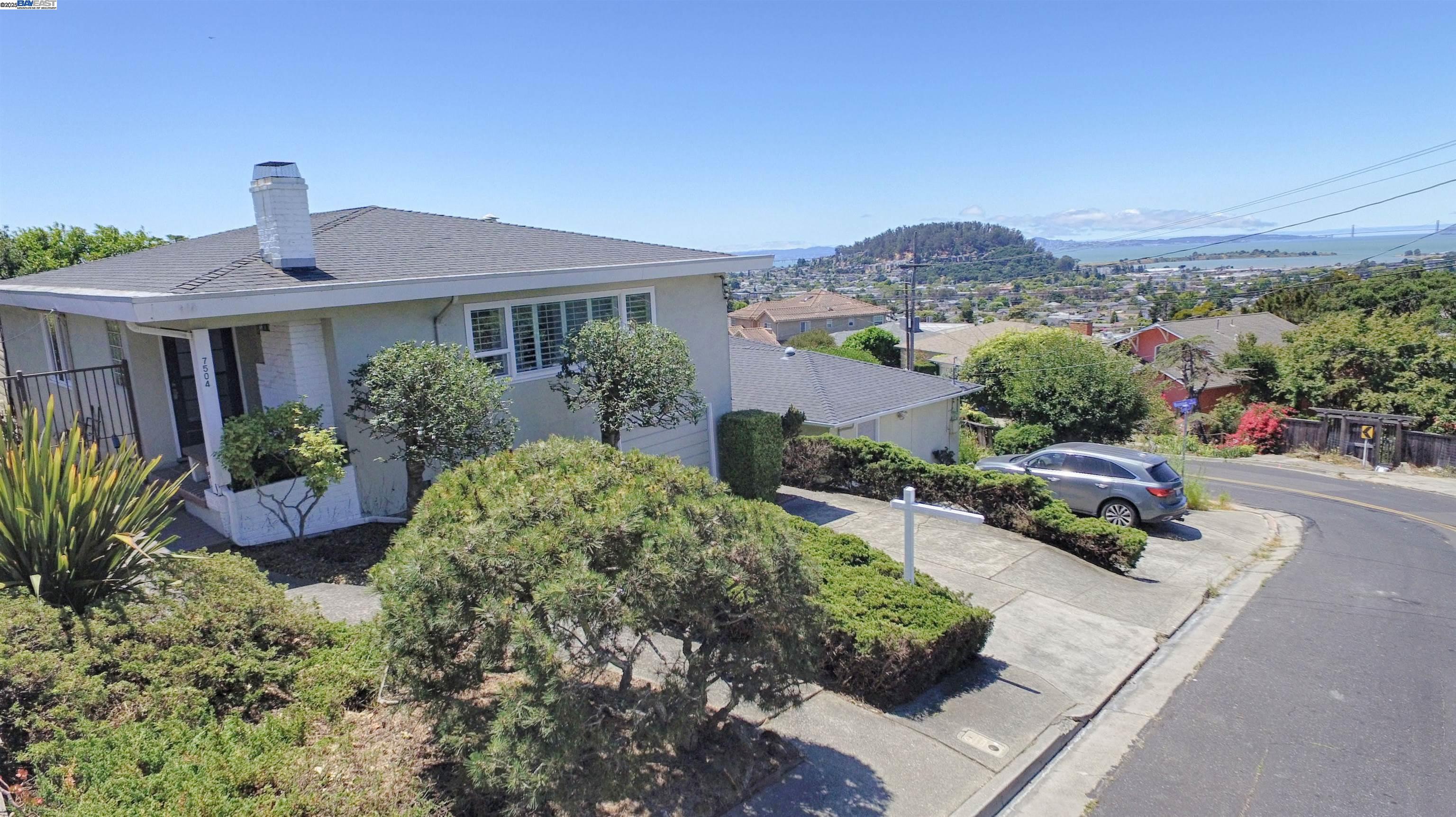 Detail Gallery Image 3 of 40 For 7504 Eureka Ave, El Cerrito,  CA 94530 - 3 Beds | 1/1 Baths