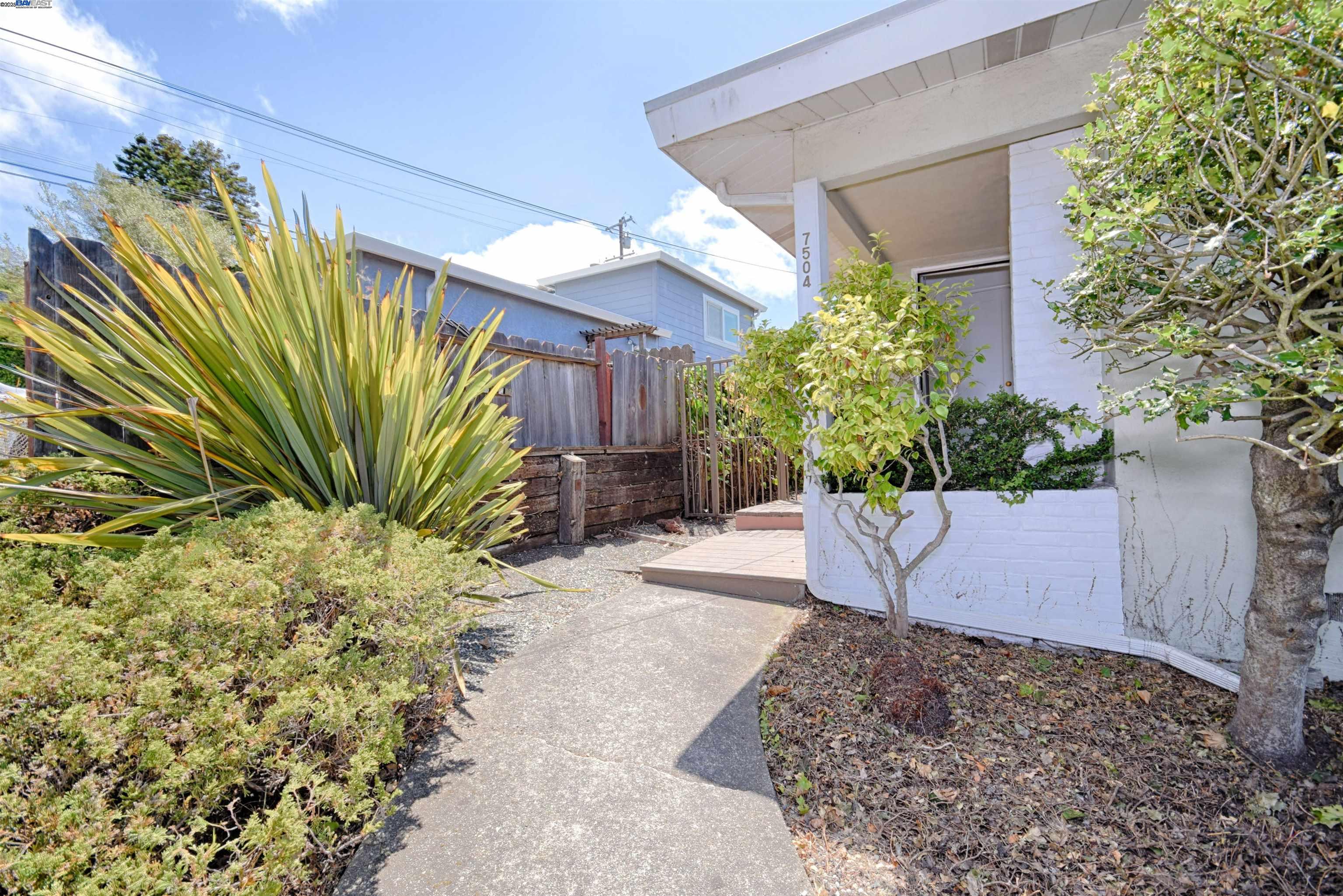 Detail Gallery Image 4 of 40 For 7504 Eureka Ave, El Cerrito,  CA 94530 - 3 Beds | 1/1 Baths