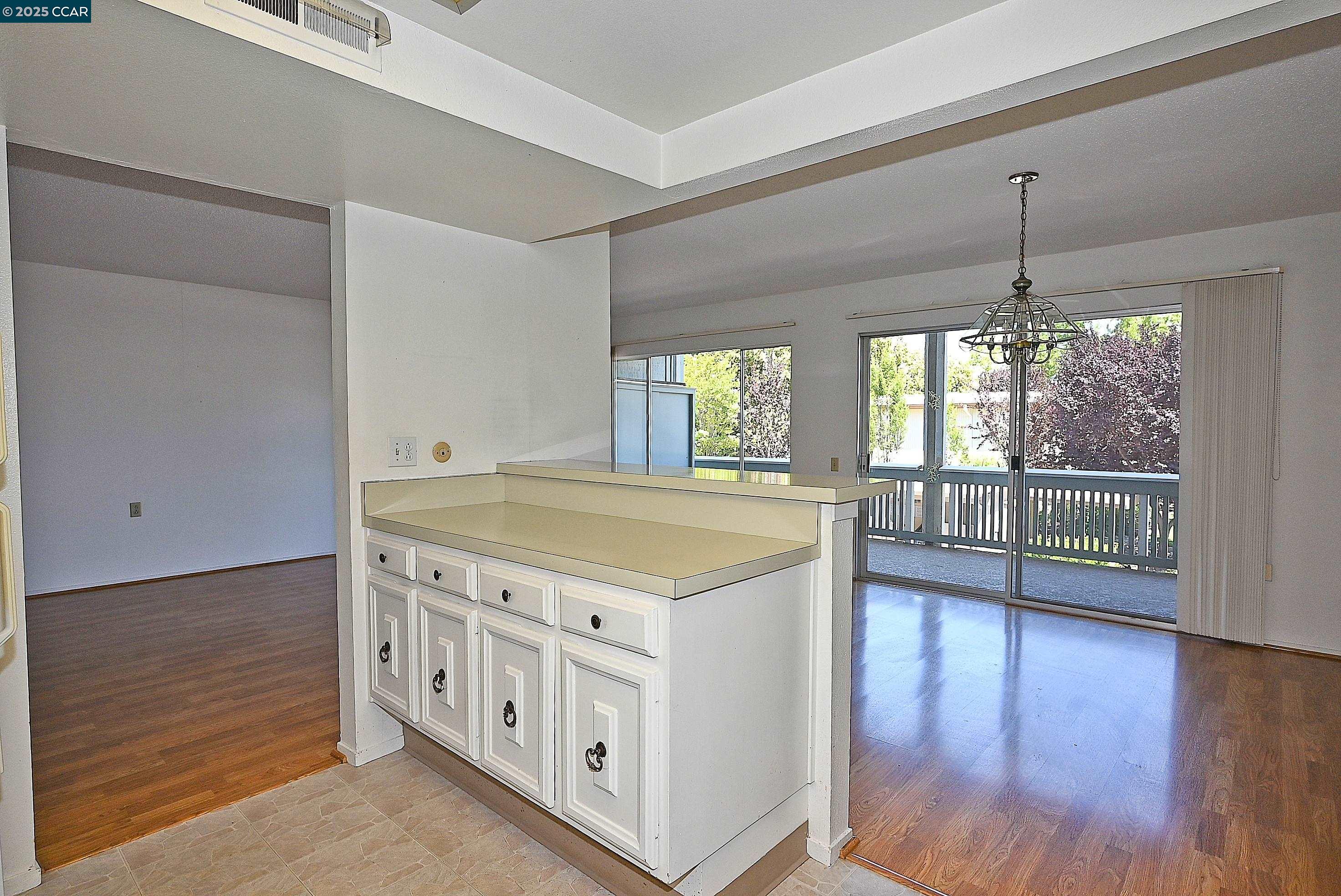 Photo #8: 41103845 Listing: Photo #8