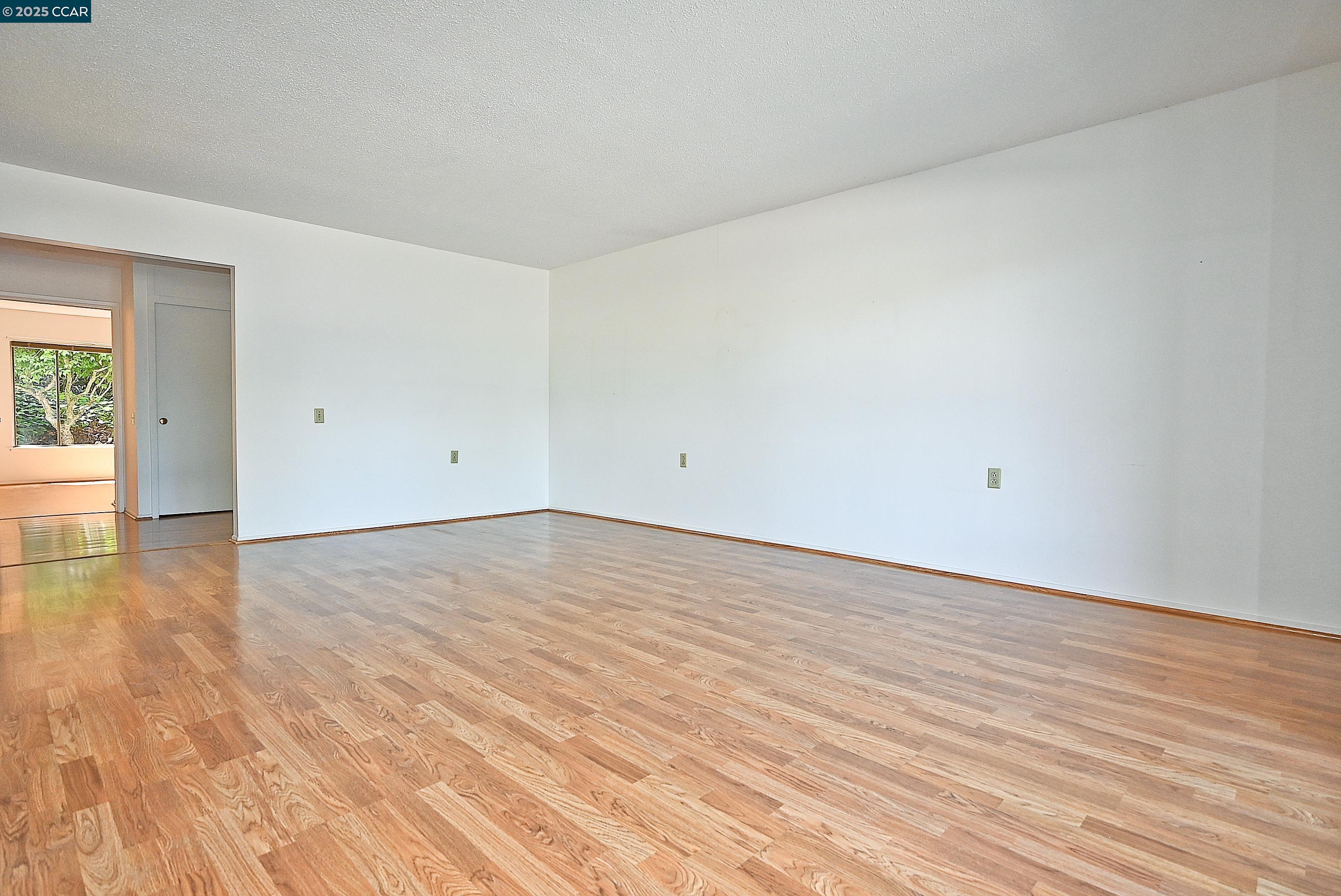 Photo #5: 41103845 Listing 