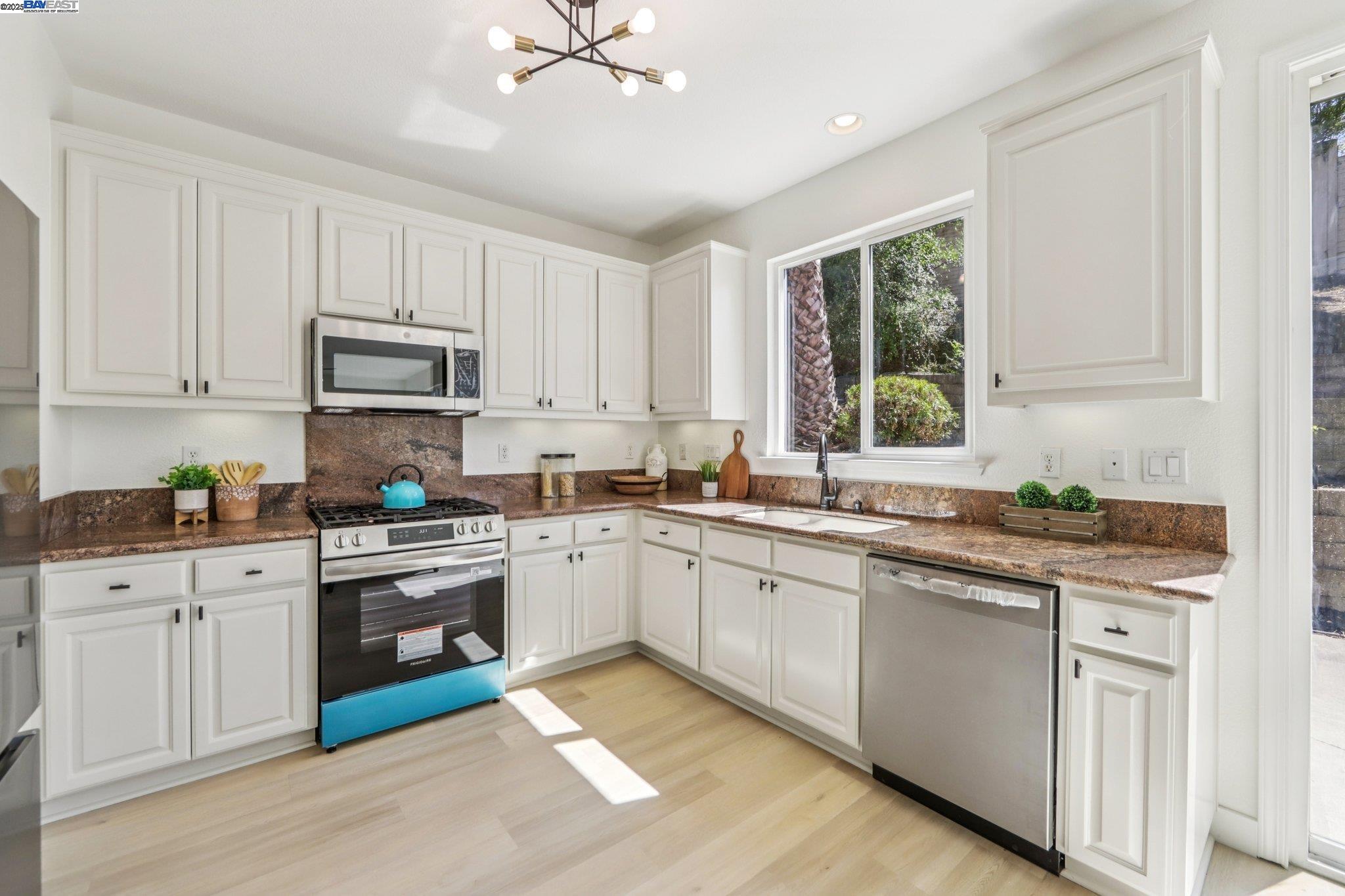 Detail Gallery Image 13 of 40 For 4560 Actriz Pl, Martinez,  CA 94553 - 4 Beds | 2/1 Baths