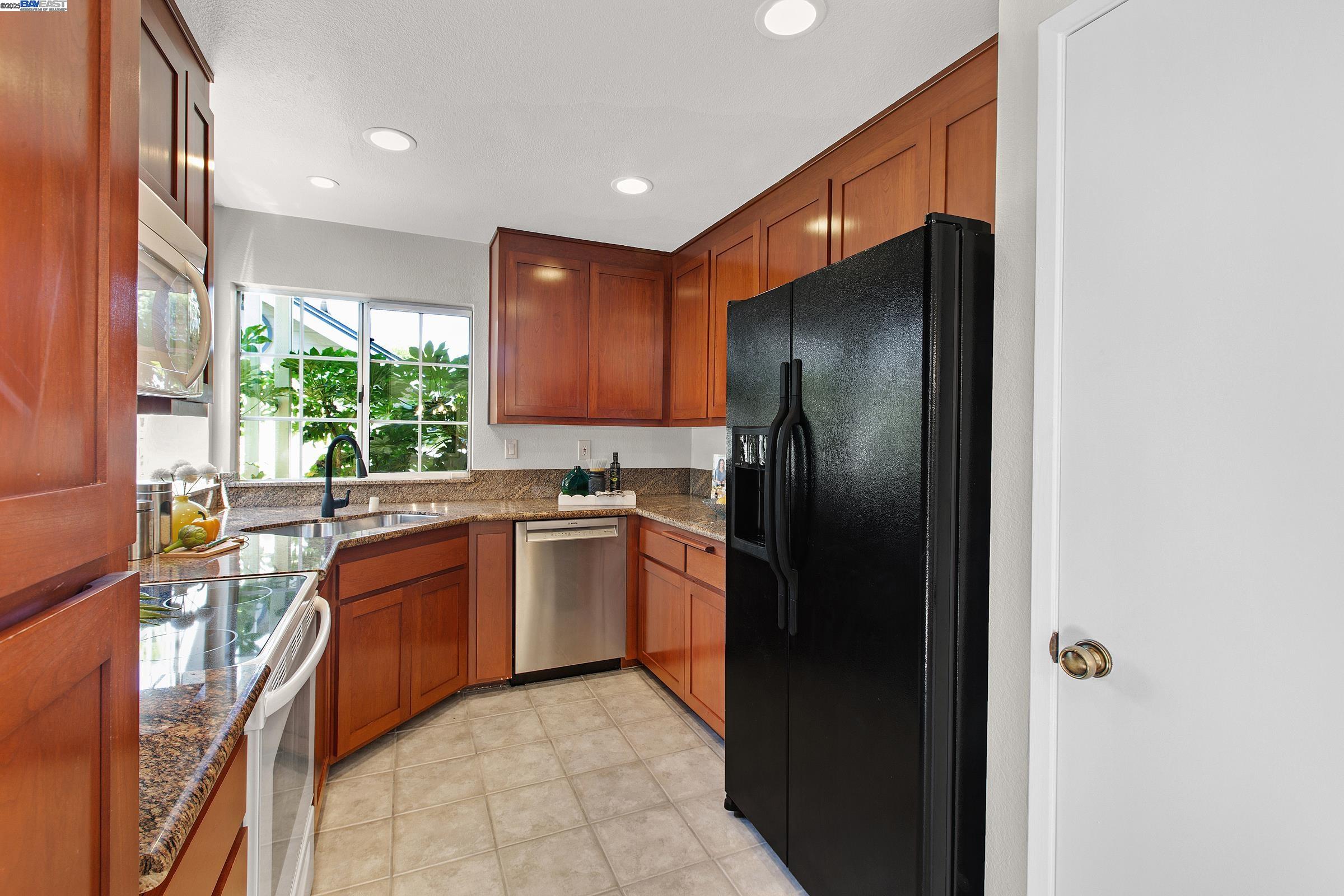 Detail Gallery Image 14 of 60 For 6477 Potrero Dr, Newark,  CA 94560 - 3 Beds | 2/1 Baths