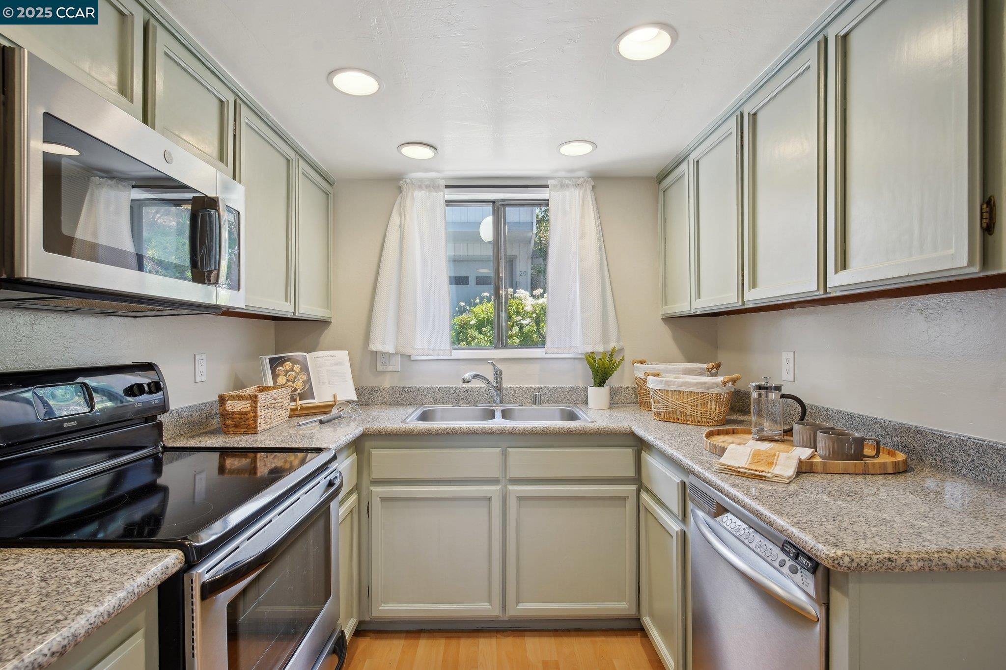 Photo #8: 41103849 Listing: Photo #8