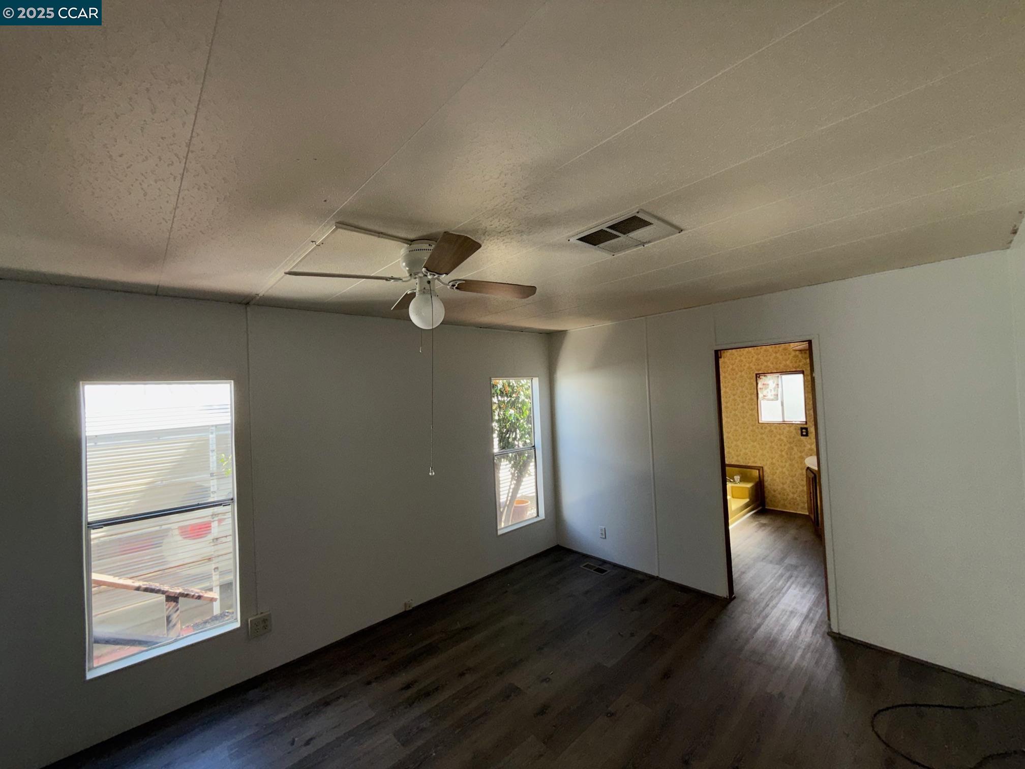 Detail Gallery Image 5 of 11 For 9 Palm Drive, Pittsburg,  CA 94565 - 2 Beds | 2 Baths