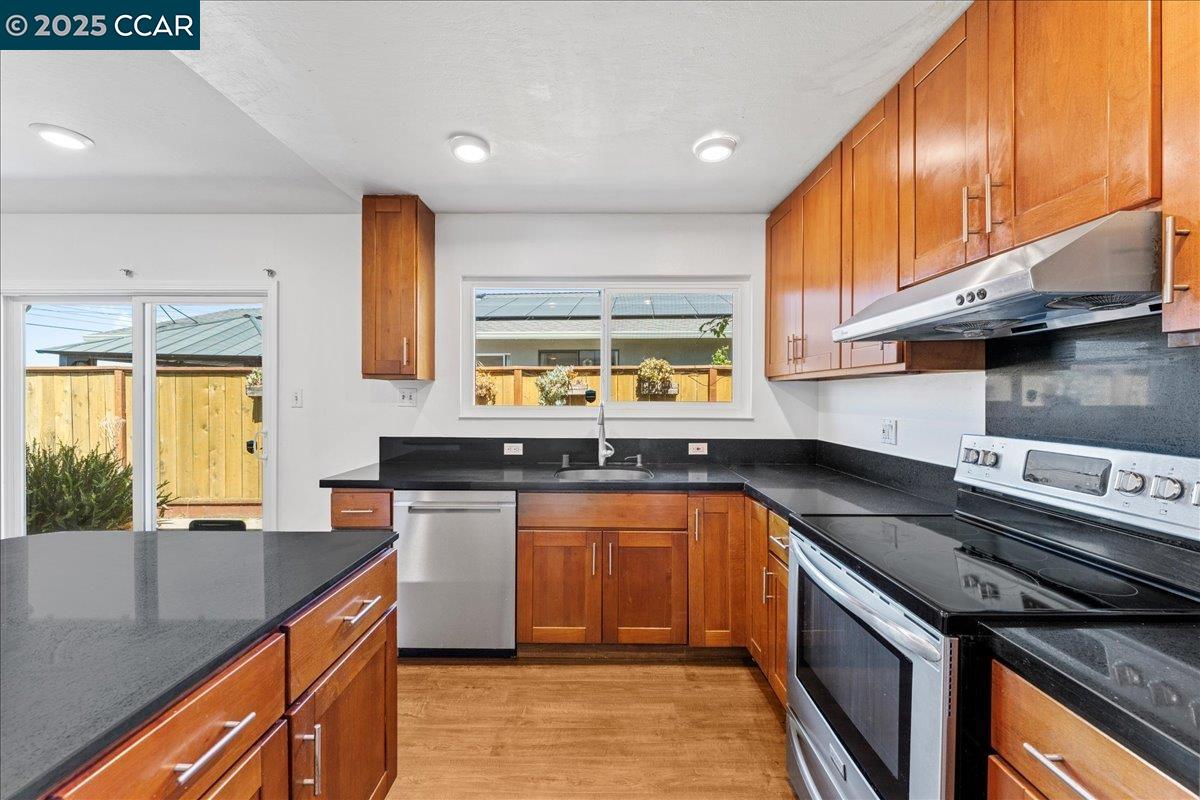 Detail Gallery Image 8 of 47 For 1566 Mann Dr, Pinole,  CA 94564 - 3 Beds | 2 Baths