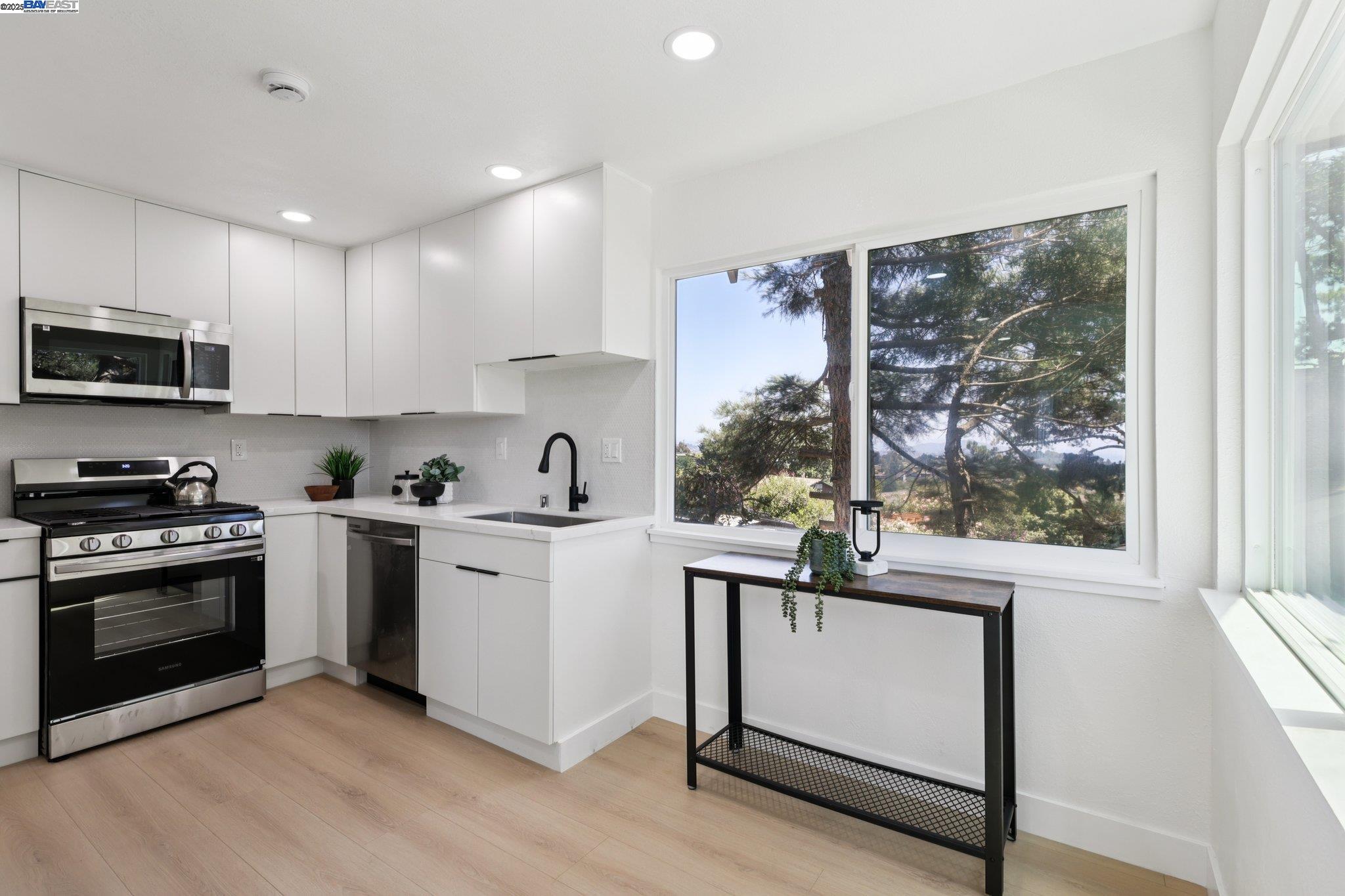Detail Gallery Image 12 of 48 For 1218 Lattie Ln, Mill Valley,  CA 94941 - 4 Beds | 2 Baths