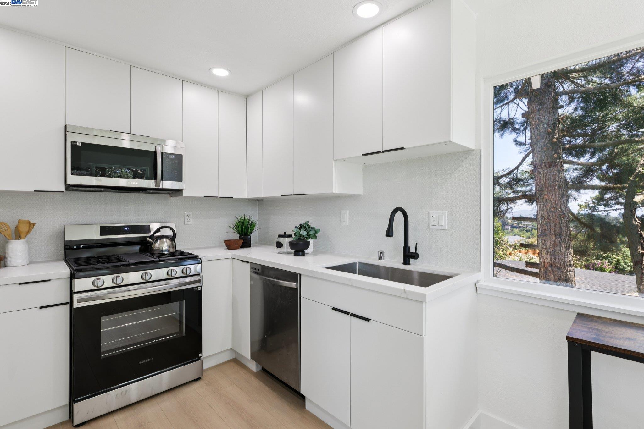 Detail Gallery Image 10 of 48 For 1218 Lattie Ln, Mill Valley,  CA 94941 - 4 Beds | 2 Baths