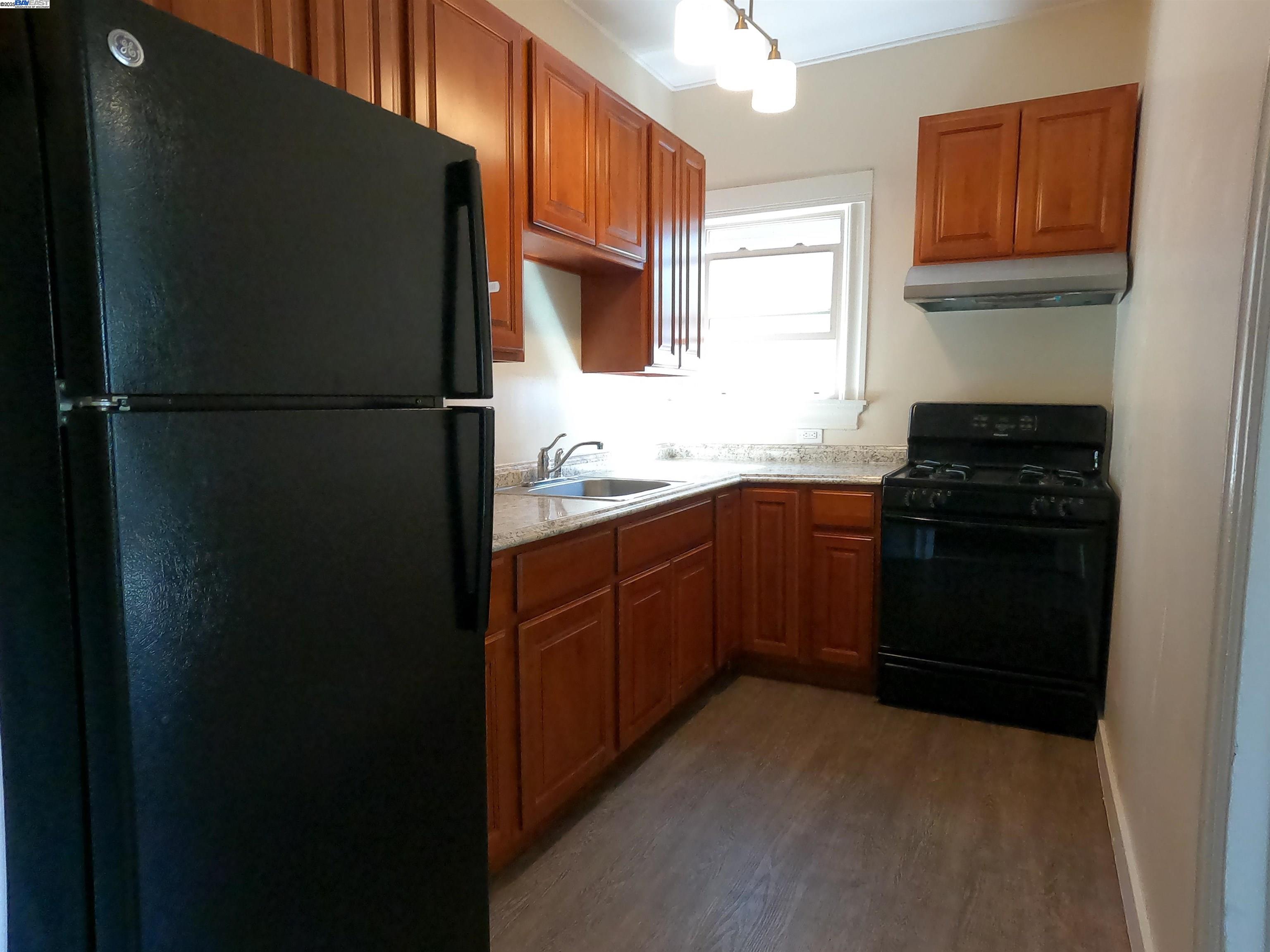 Detail Gallery Image 1 of 15 For 3822 Telegraph Ave, Oakland,  CA 94609 - 2 Beds | 1 Baths