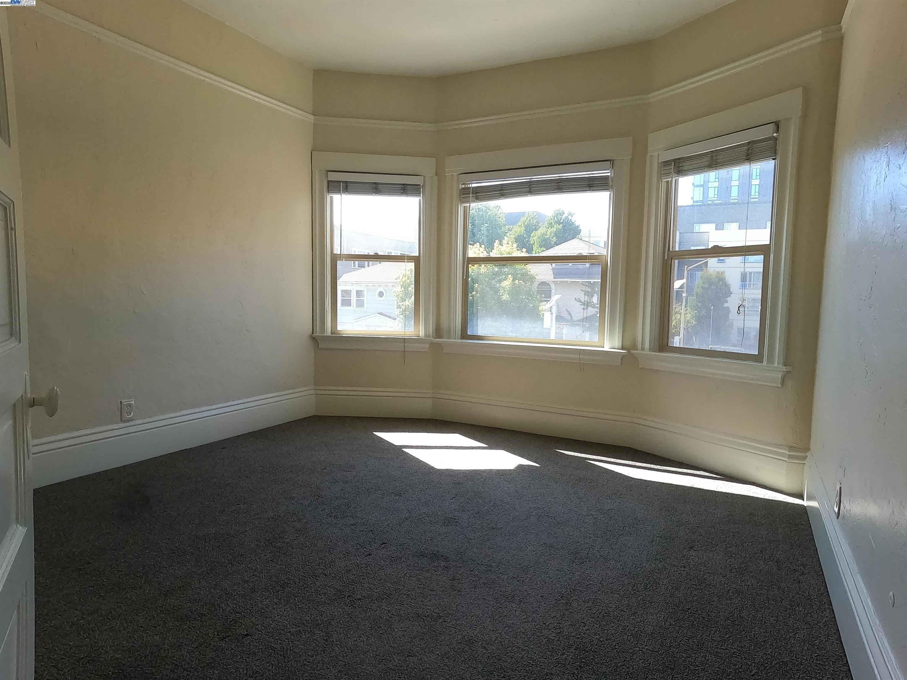 Detail Gallery Image 3 of 15 For 3822 Telegraph Ave, Oakland,  CA 94609 - 2 Beds | 1 Baths