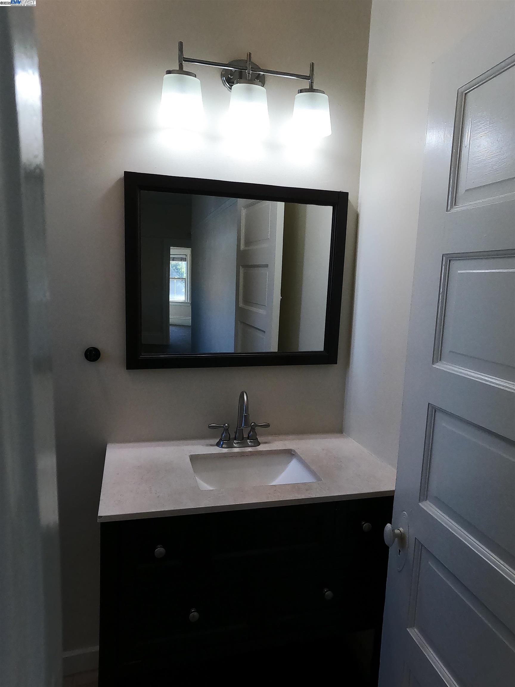 Detail Gallery Image 8 of 15 For 3822 Telegraph Ave, Oakland,  CA 94609 - 2 Beds | 1 Baths