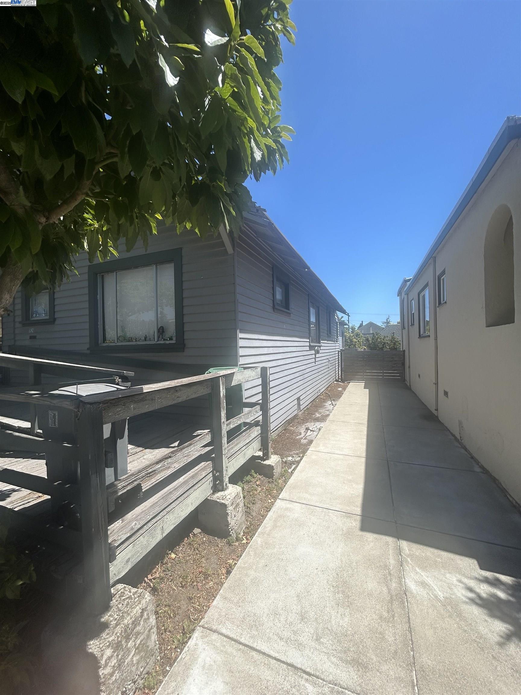 Detail Gallery Image 2 of 3 For 1524 Alcatraz Ave, Berkeley,  CA 94703 - 3 Beds | 1 Baths