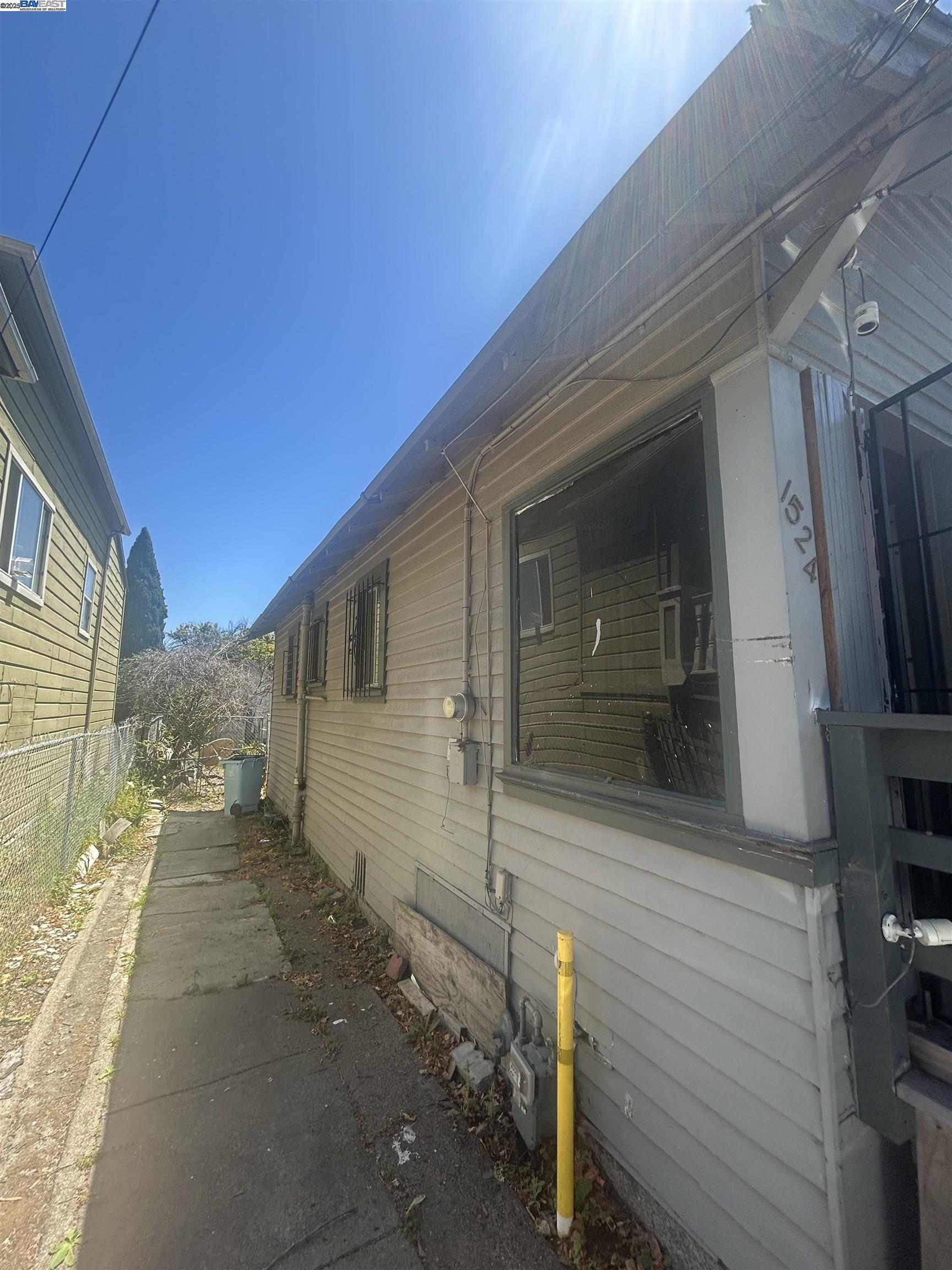Detail Gallery Image 3 of 3 For 1524 Alcatraz Ave, Berkeley,  CA 94703 - 3 Beds | 1 Baths