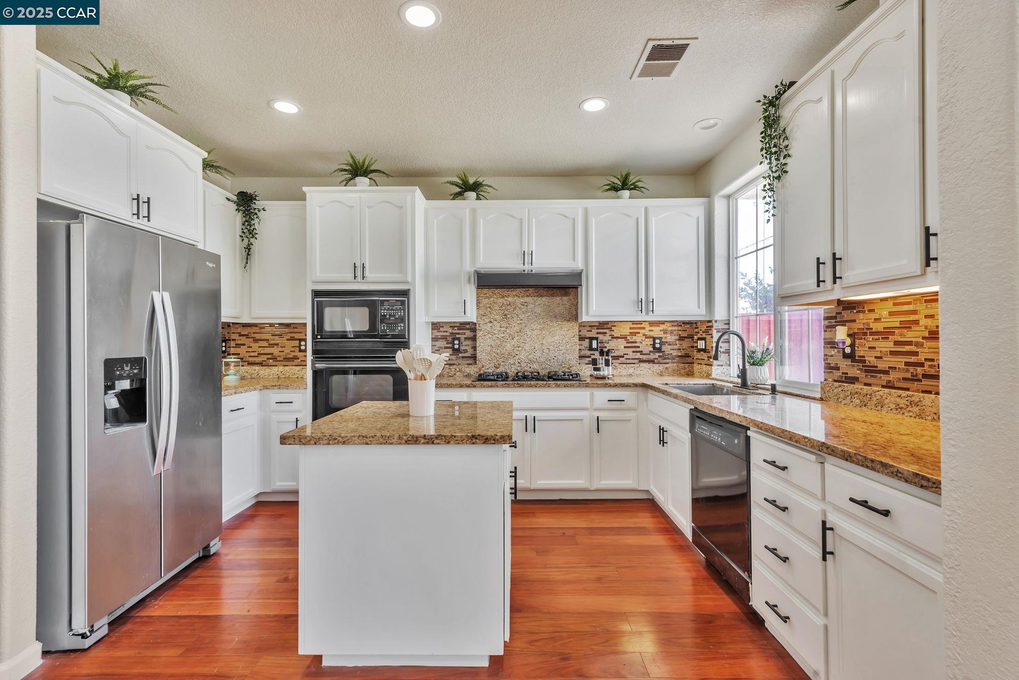 Detail Gallery Image 11 of 49 For 237 Dutra Vernaci Dr, Union City,  CA 94587 - 5 Beds | 3 Baths