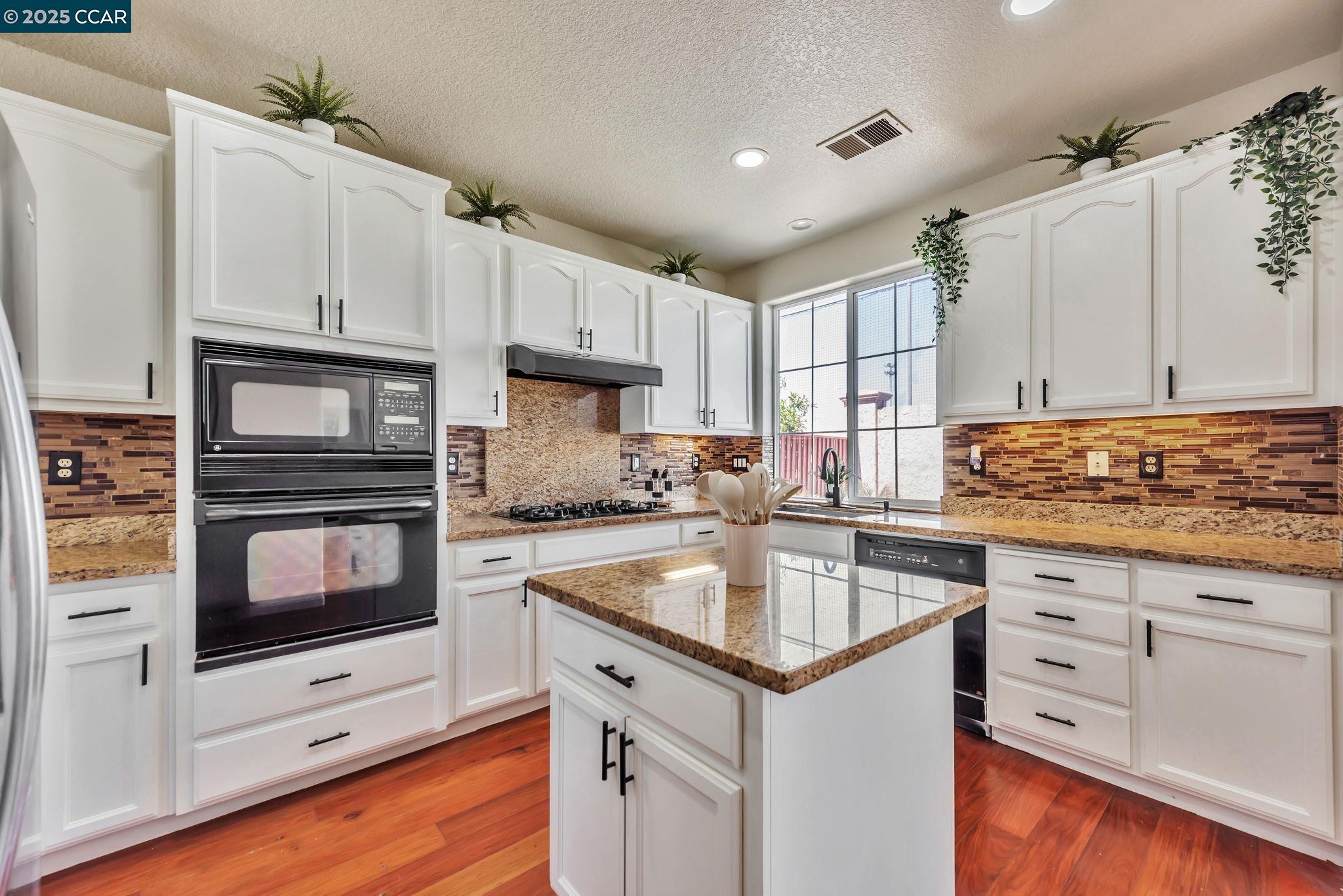 Detail Gallery Image 13 of 49 For 237 Dutra Vernaci Dr, Union City,  CA 94587 - 5 Beds | 3 Baths