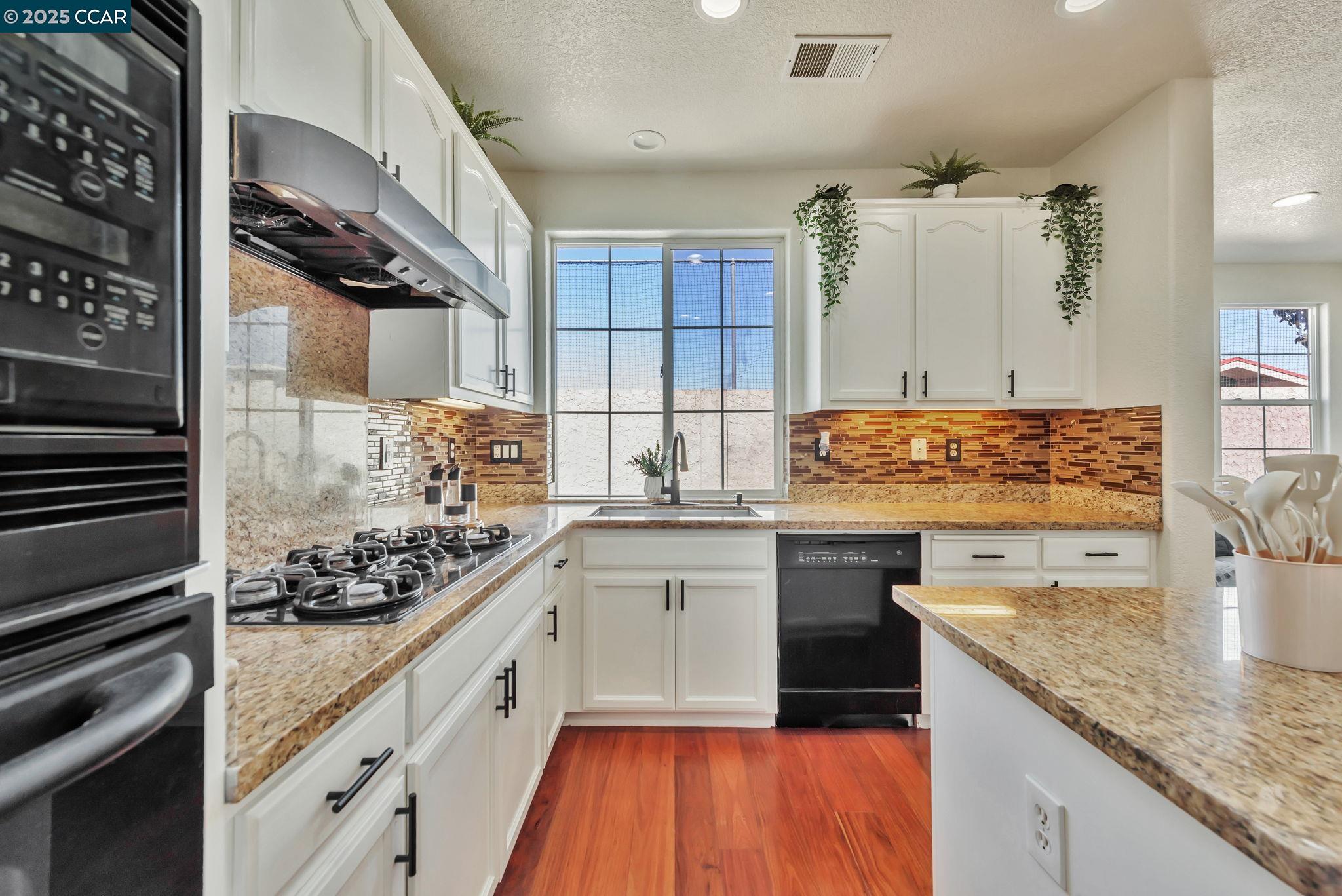 Detail Gallery Image 14 of 49 For 237 Dutra Vernaci Dr, Union City,  CA 94587 - 5 Beds | 3 Baths