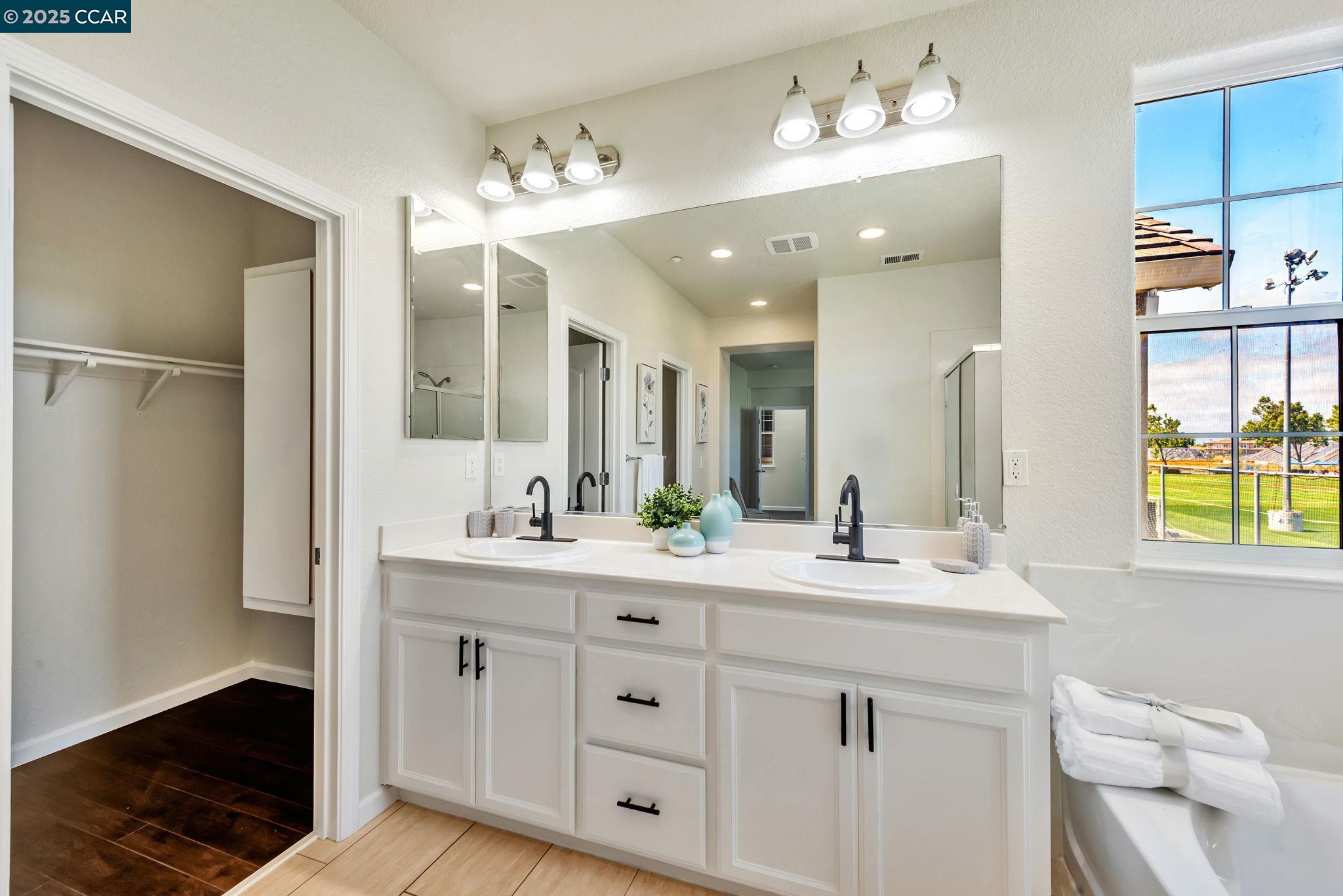 Detail Gallery Image 26 of 49 For 237 Dutra Vernaci Dr, Union City,  CA 94587 - 5 Beds | 3 Baths