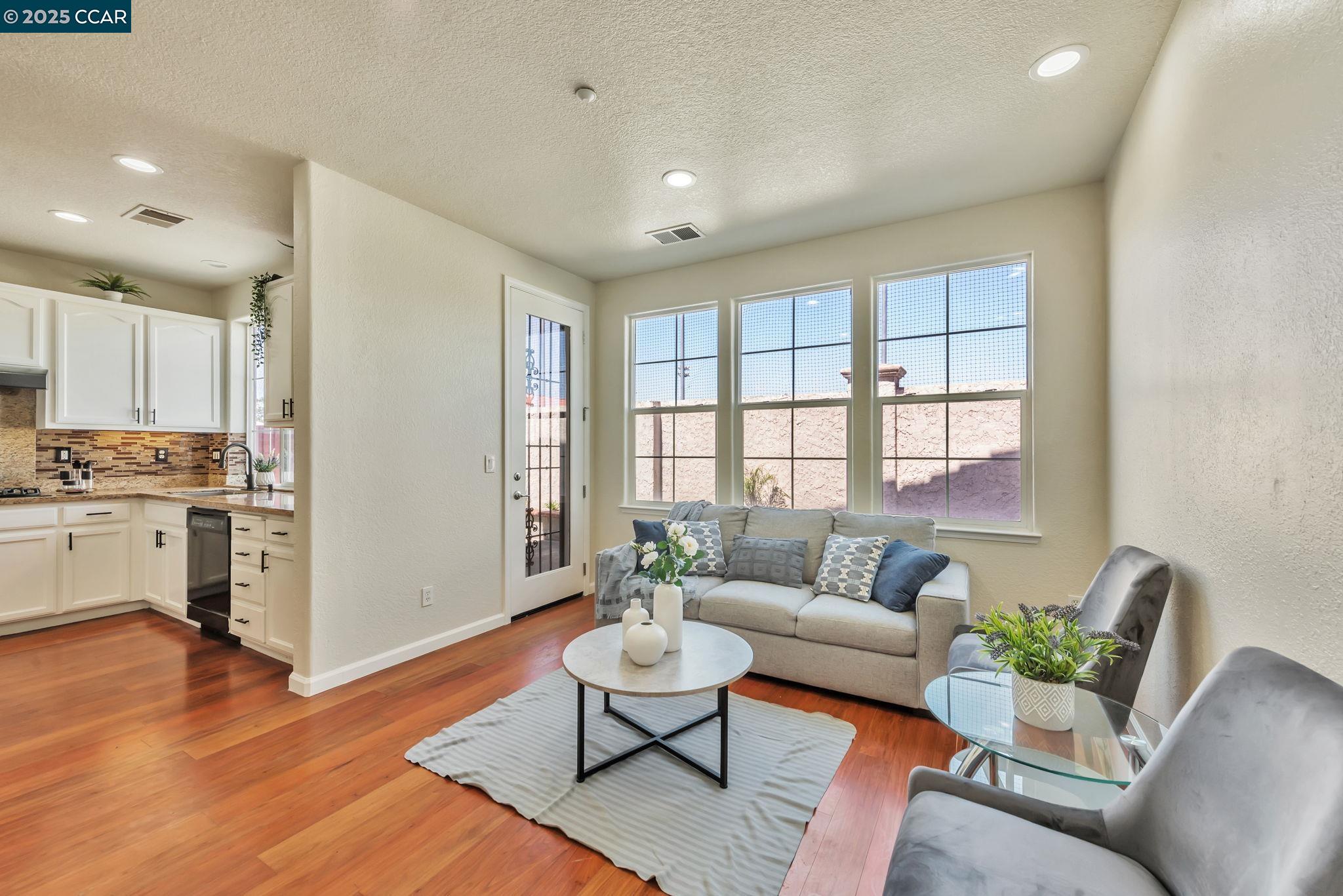 Detail Gallery Image 7 of 49 For 237 Dutra Vernaci Dr, Union City,  CA 94587 - 5 Beds | 3 Baths