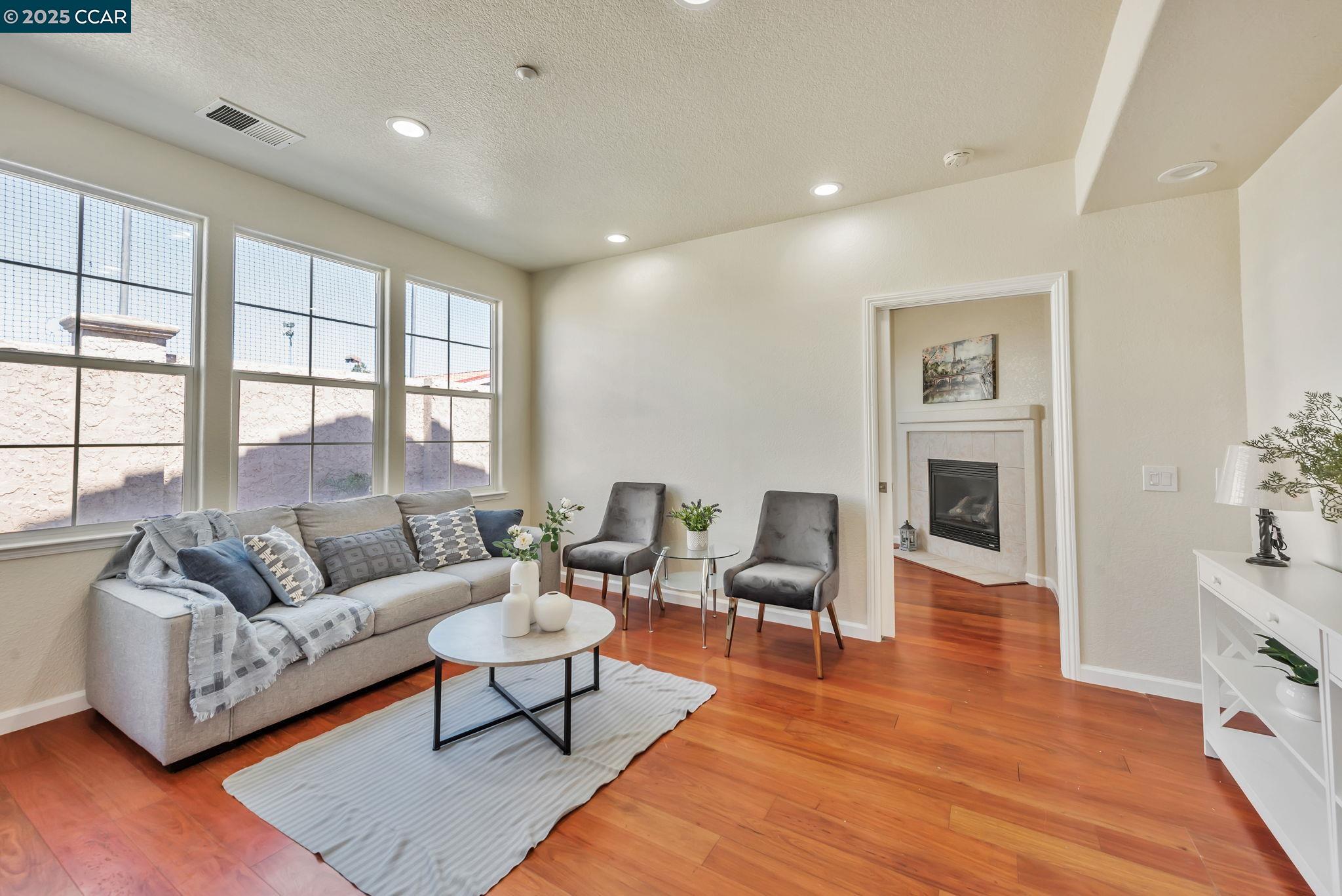 Detail Gallery Image 9 of 49 For 237 Dutra Vernaci Dr, Union City,  CA 94587 - 5 Beds | 3 Baths