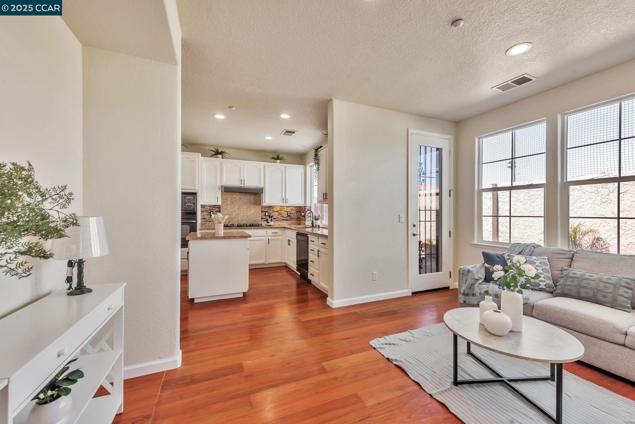 Detail Gallery Image 10 of 49 For 237 Dutra Vernaci Dr, Union City,  CA 94587 - 5 Beds | 3 Baths