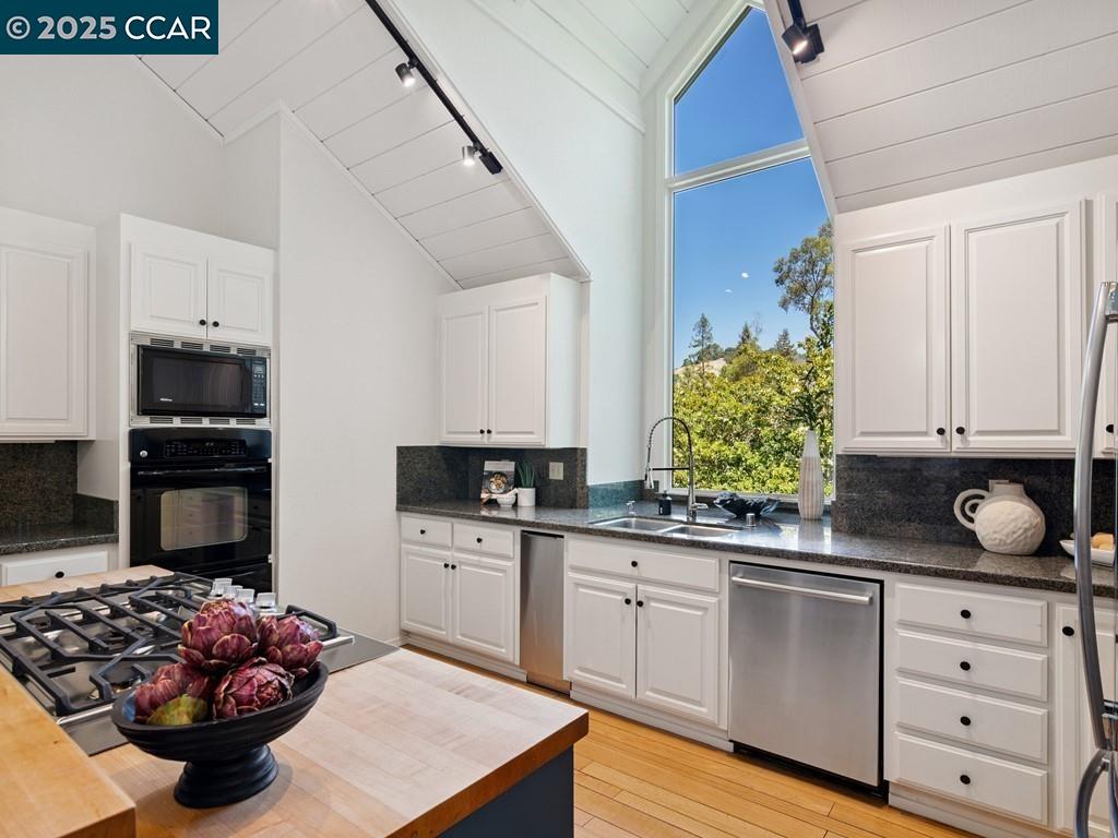 Detail Gallery Image 12 of 60 For 27 Toledo Dr, Lafayette,  CA 94549 - 5 Beds | 3/1 Baths