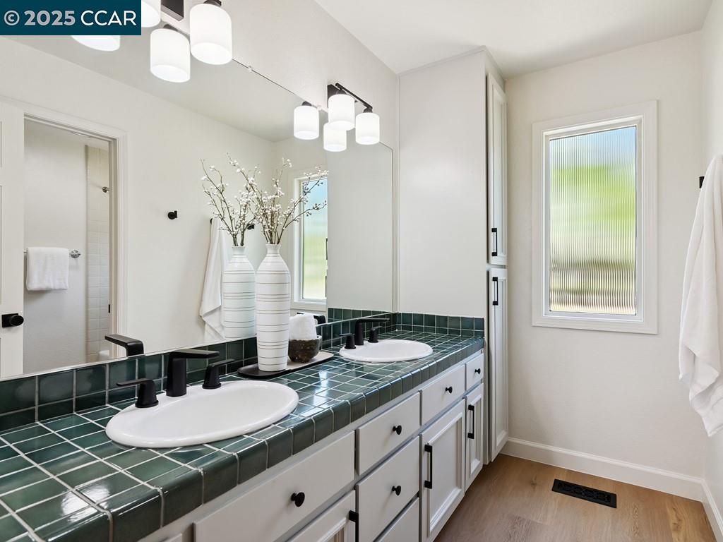Detail Gallery Image 33 of 60 For 27 Toledo Dr, Lafayette,  CA 94549 - 5 Beds | 3/1 Baths