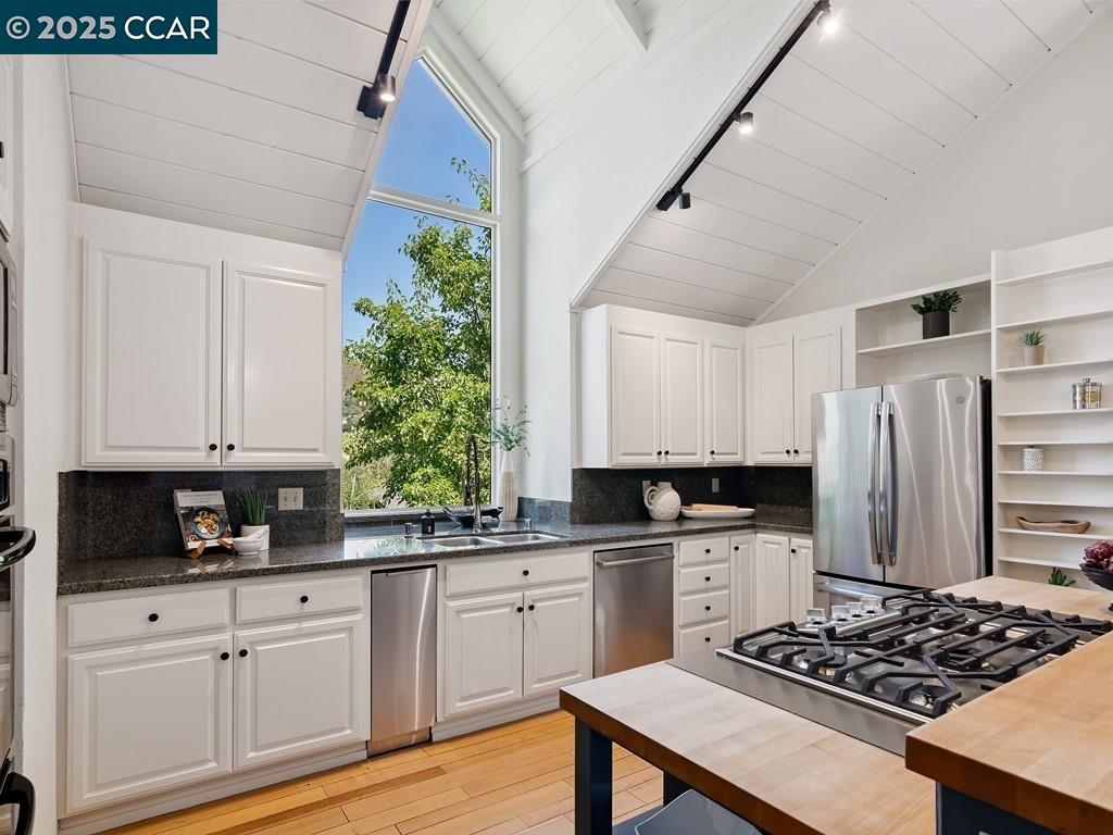 Detail Gallery Image 9 of 60 For 27 Toledo Dr, Lafayette,  CA 94549 - 5 Beds | 3/1 Baths