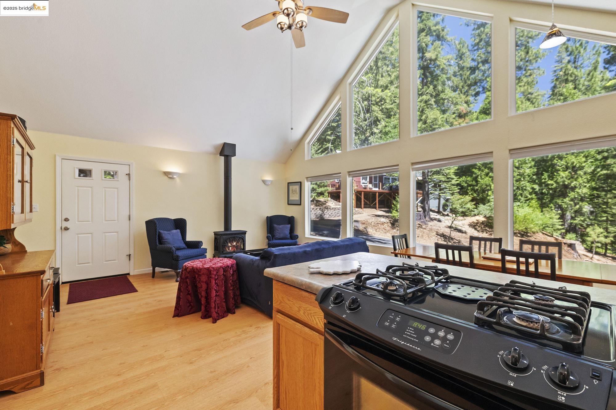 Detail Gallery Image 2 of 37 For 25195 Esther Ave, Mi Wuk Village,  CA 95346 - 3 Beds | 2/1 Baths