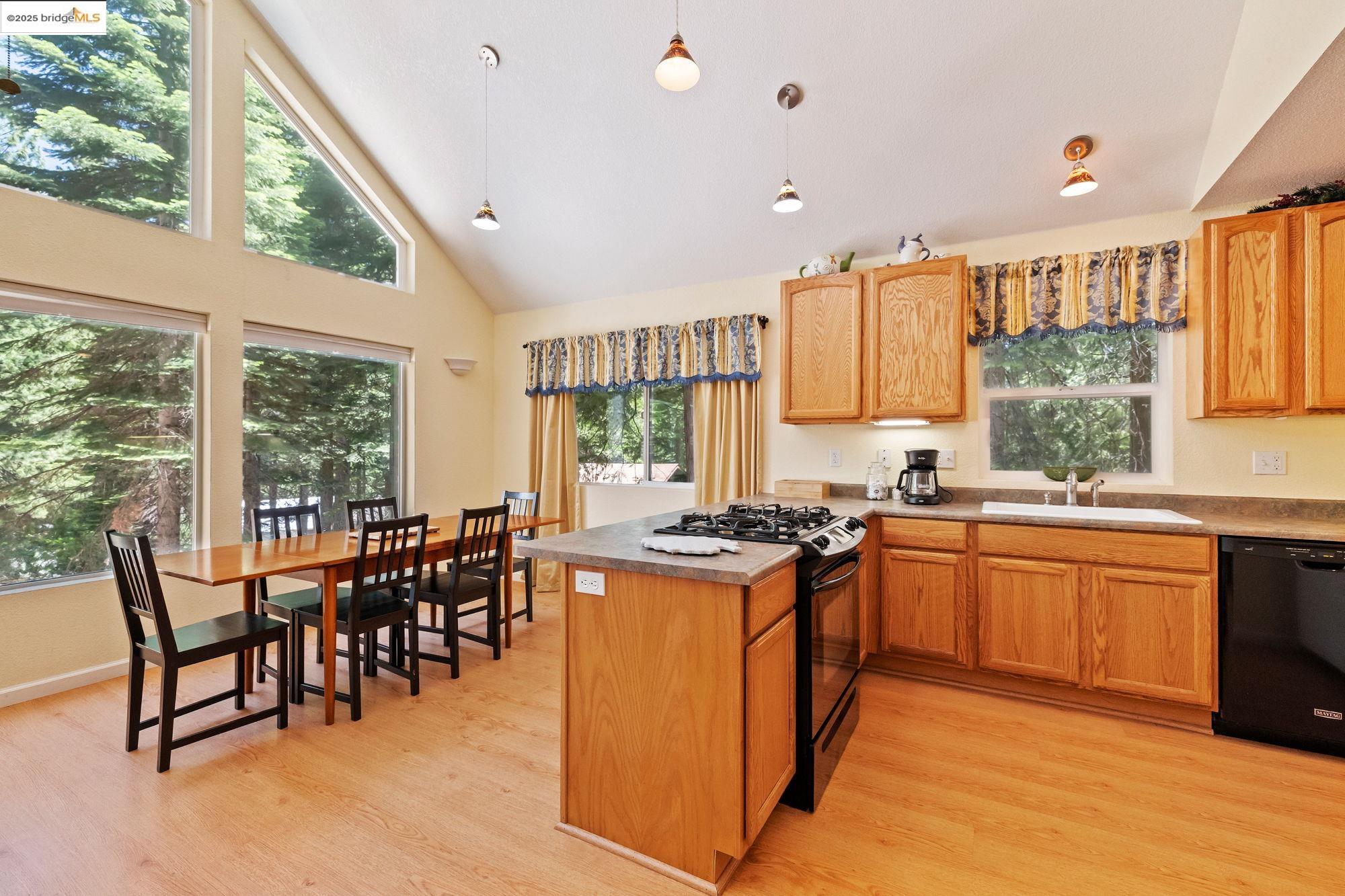Detail Gallery Image 4 of 37 For 25195 Esther Ave, Mi Wuk Village,  CA 95346 - 3 Beds | 2/1 Baths