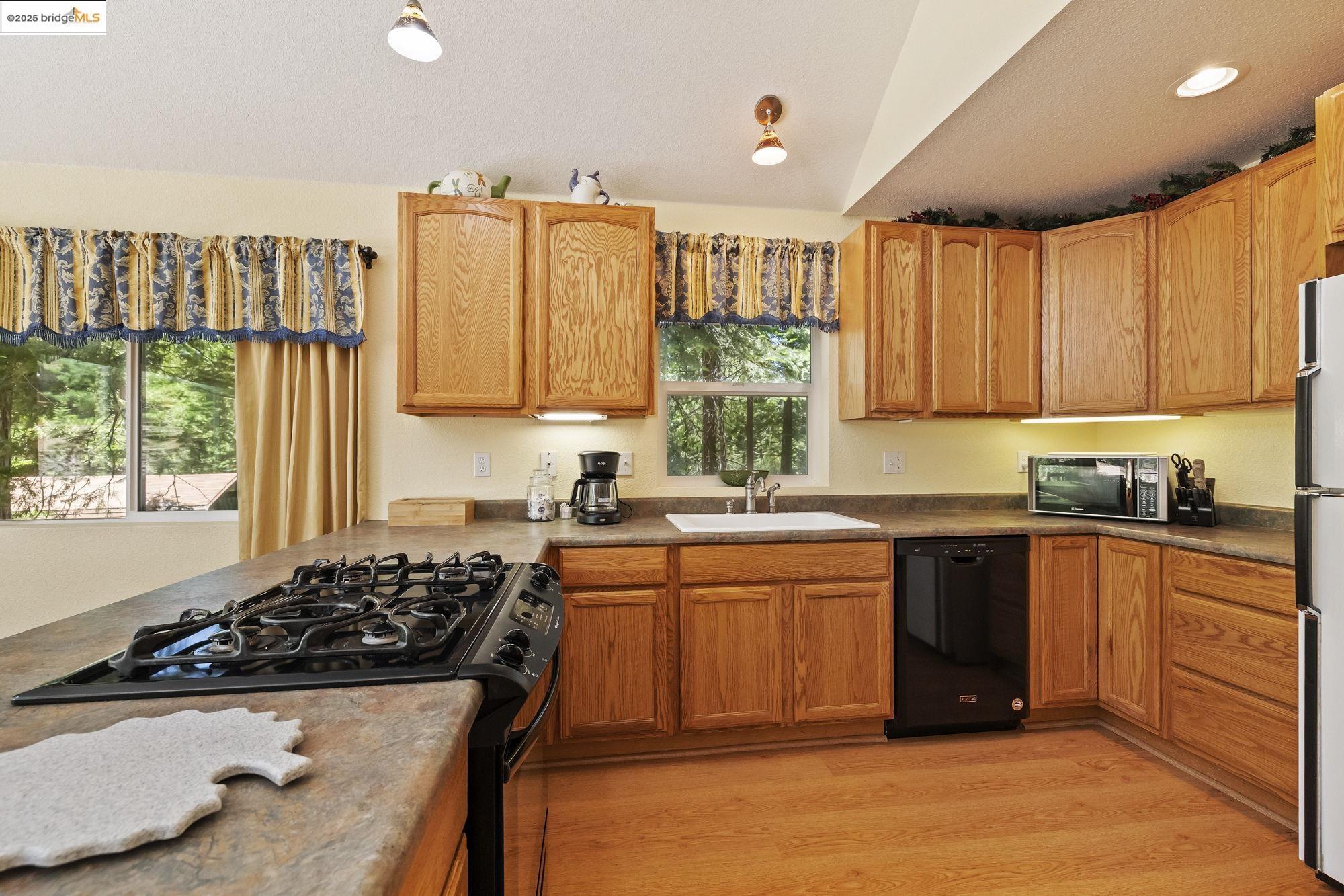 Detail Gallery Image 5 of 37 For 25195 Esther Ave, Mi Wuk Village,  CA 95346 - 3 Beds | 2/1 Baths