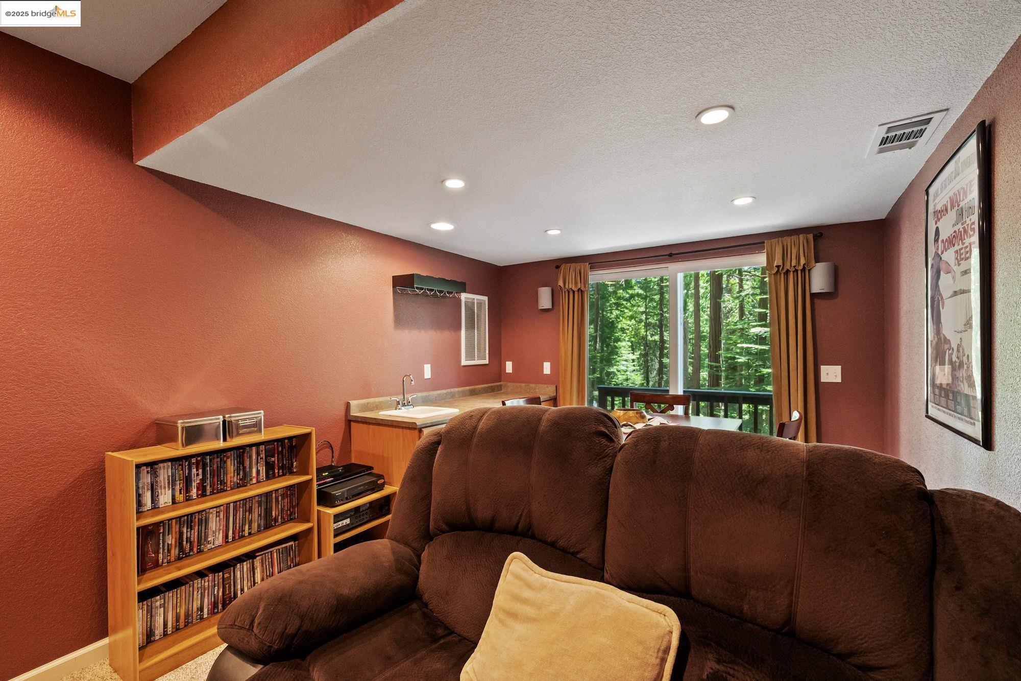 Detail Gallery Image 9 of 37 For 25195 Esther Ave, Mi Wuk Village,  CA 95346 - 3 Beds | 2/1 Baths