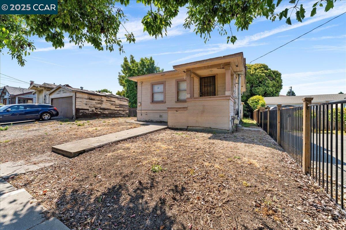 Detail Gallery Image 2 of 26 For 1229 55th St, Emeryville,  CA 94608 - 2 Beds | 1 Baths