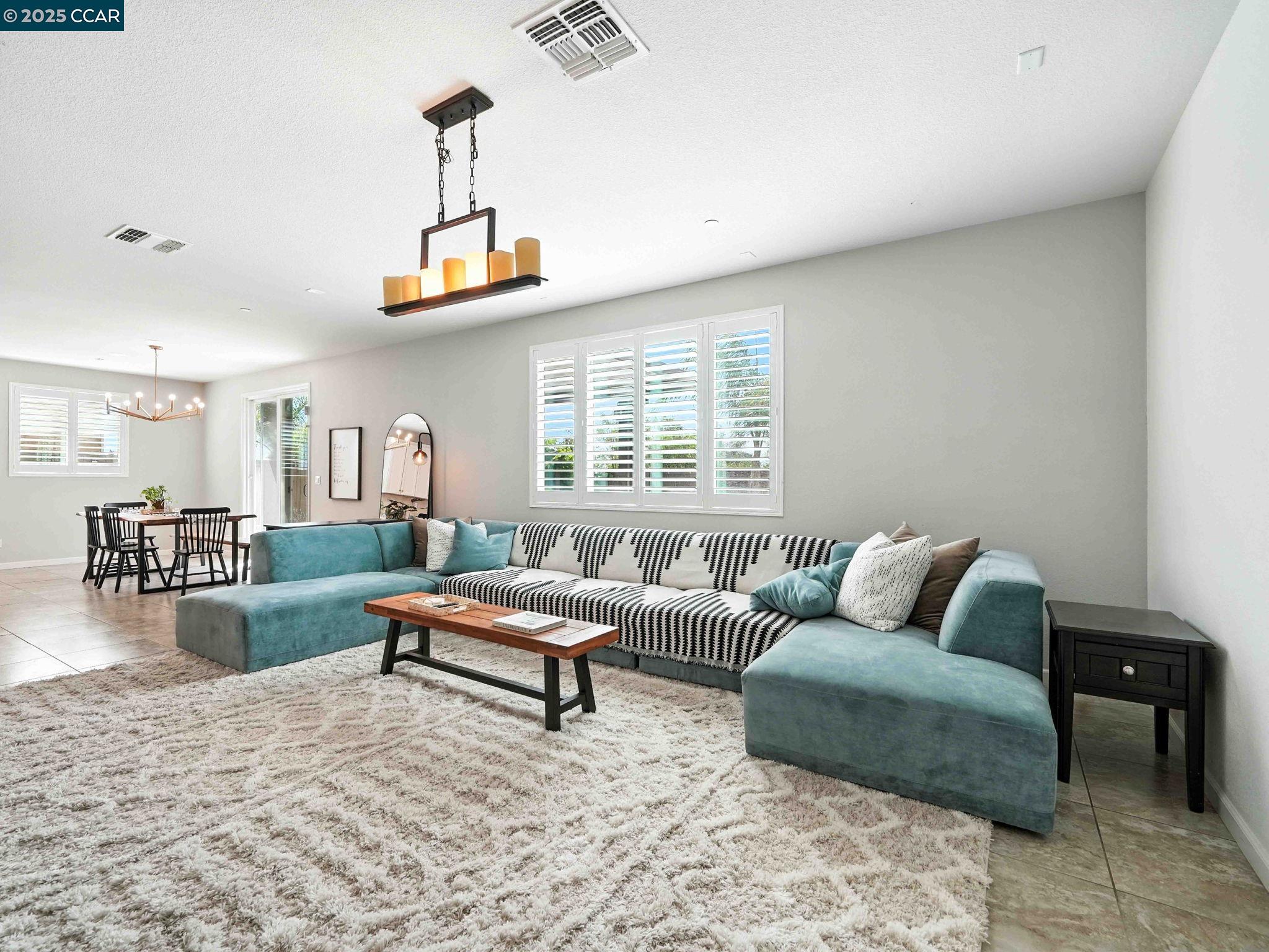 Detail Gallery Image 5 of 51 For 2433 Sanders Ln, Fairfield,  CA 94533 - 4 Beds | 2/1 Baths