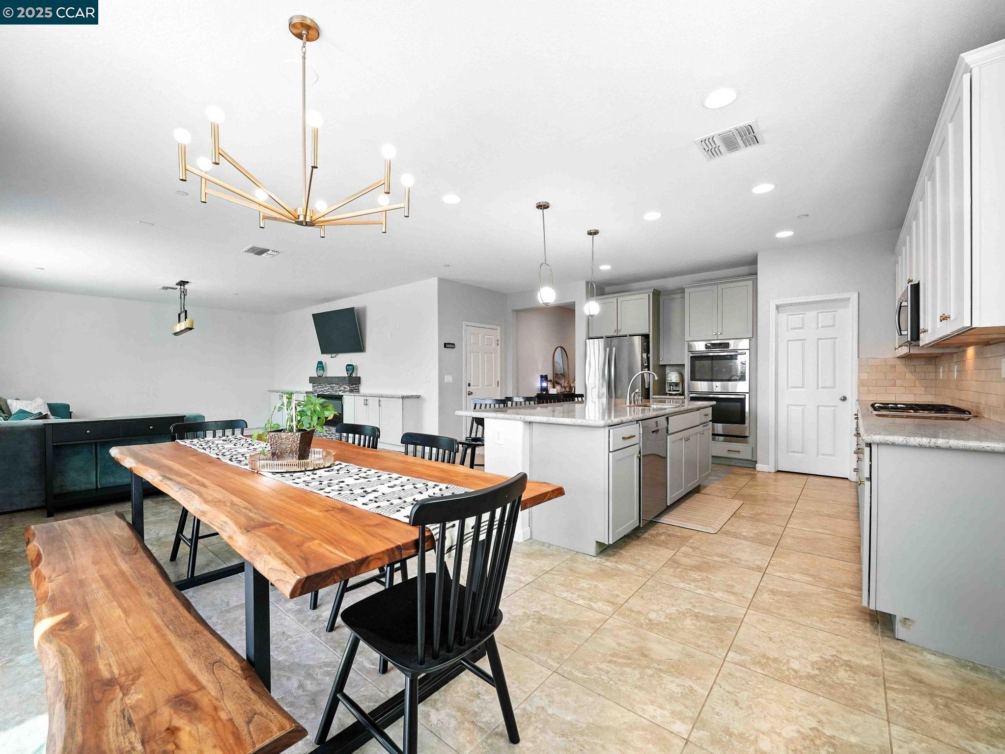 Detail Gallery Image 6 of 51 For 2433 Sanders Ln, Fairfield,  CA 94533 - 4 Beds | 2/1 Baths