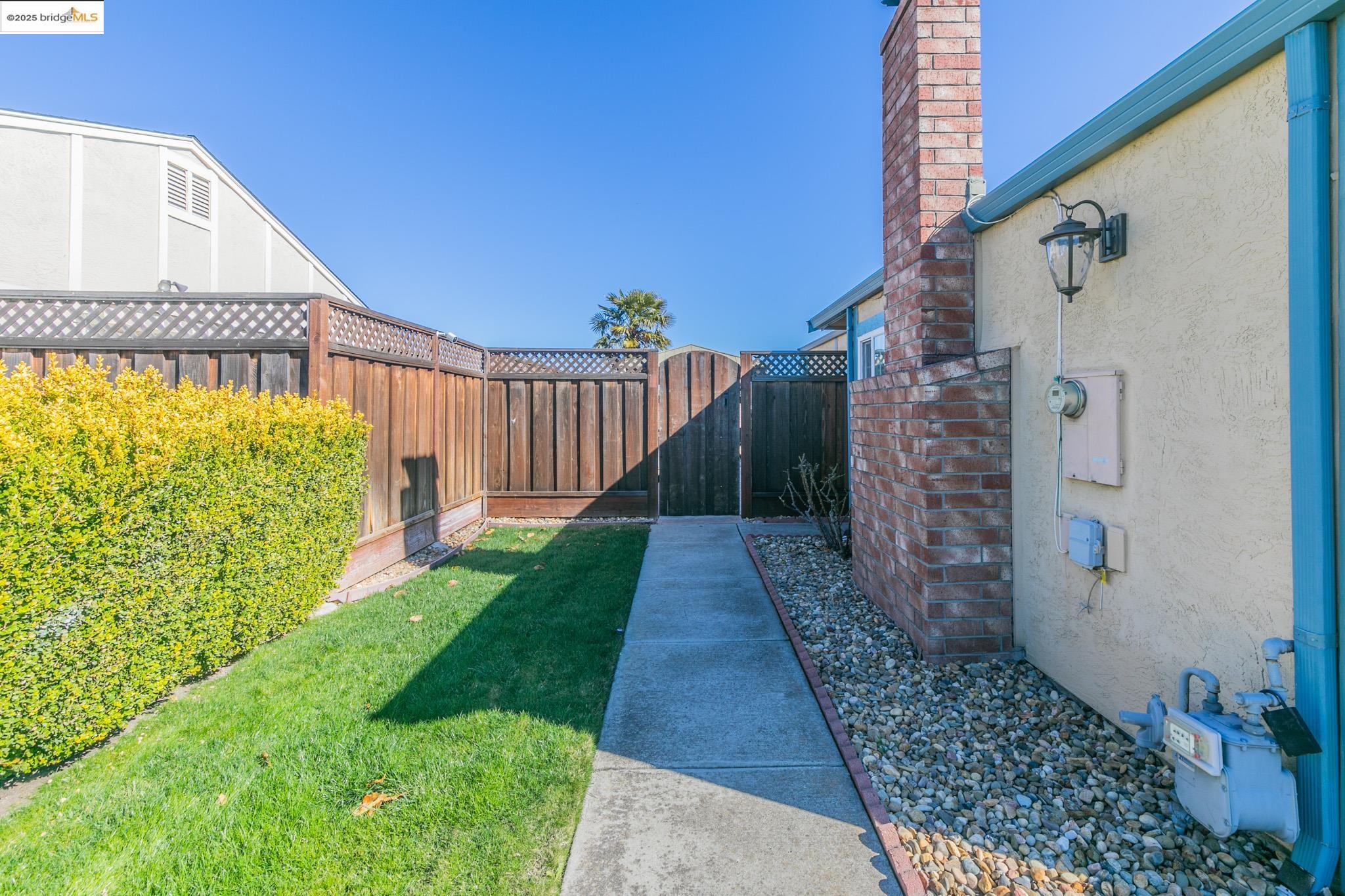 Detail Gallery Image 5 of 37 For 2035 Monterey Dr, Livermore,  CA 94551 - 3 Beds | 2 Baths