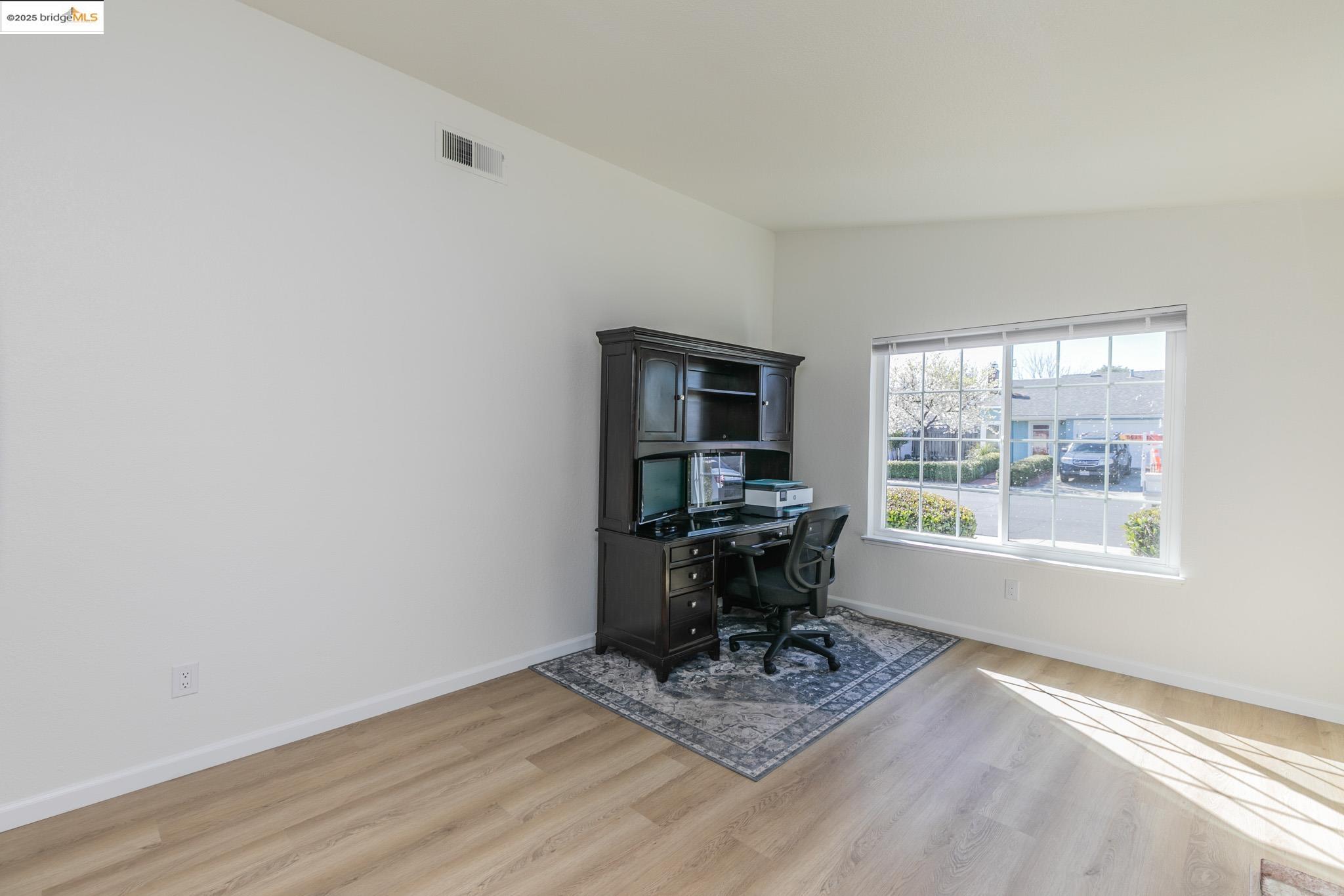 Detail Gallery Image 10 of 37 For 2035 Monterey Dr, Livermore,  CA 94551 - 3 Beds | 2 Baths