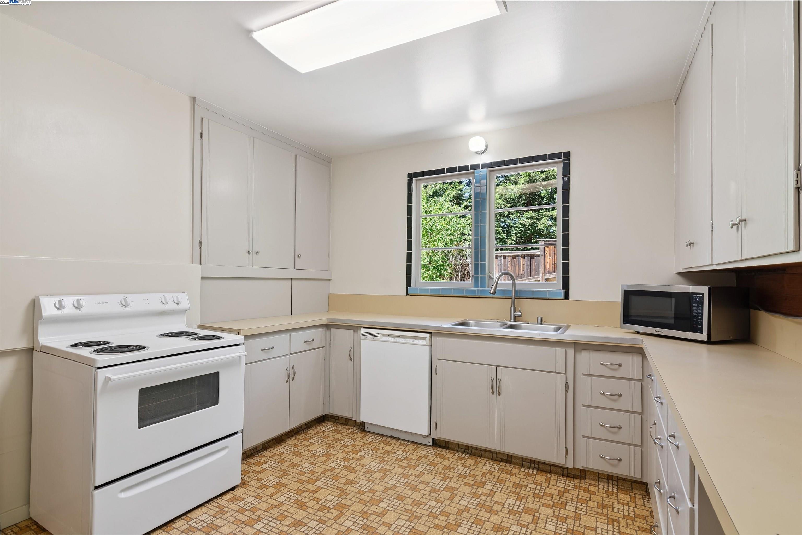 Detail Gallery Image 16 of 32 For 3476 Springhill Rd, Lafayette,  CA 94549-2528 - 4 Beds | 2 Baths