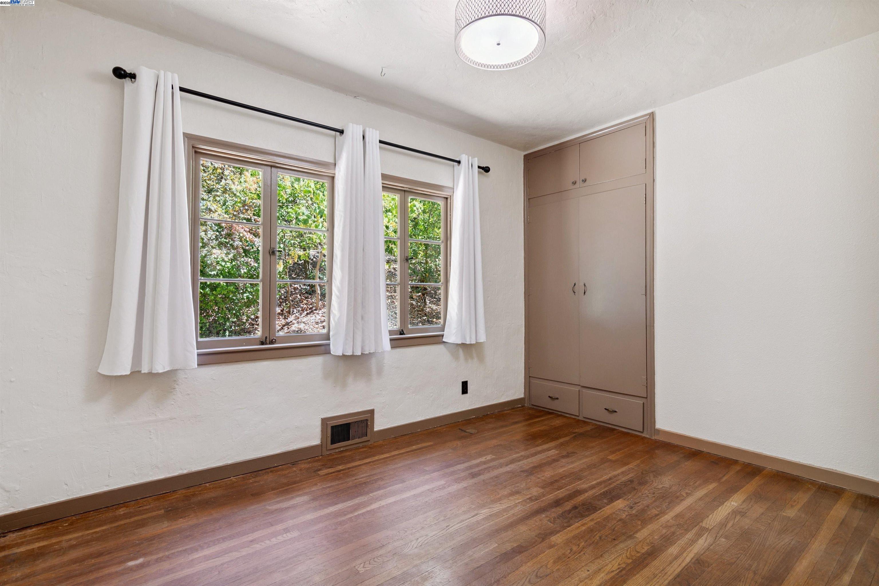 Detail Gallery Image 20 of 32 For 3476 Springhill Rd, Lafayette,  CA 94549-2528 - 4 Beds | 2 Baths