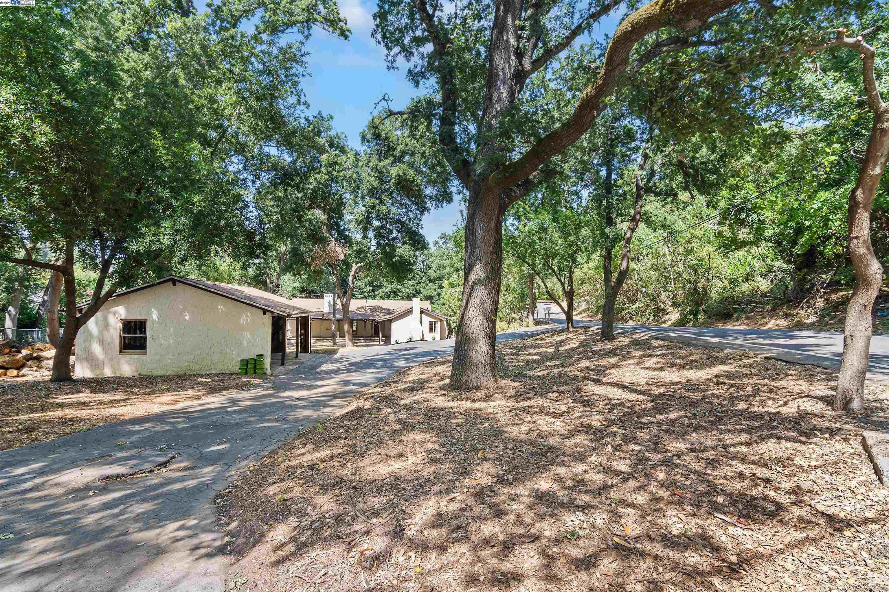 Detail Gallery Image 6 of 32 For 3476 Springhill Rd, Lafayette,  CA 94549-2528 - 4 Beds | 2 Baths