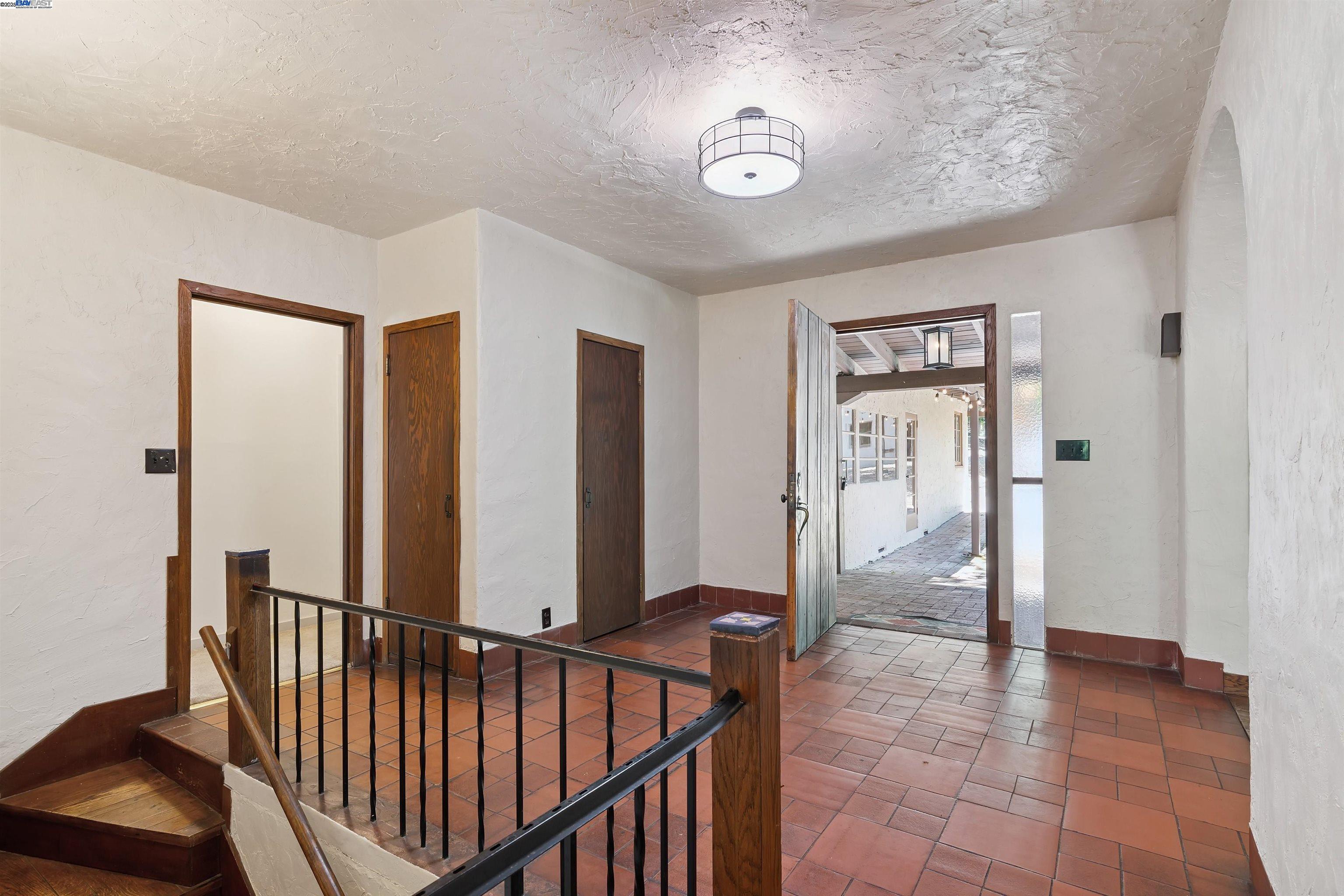 Detail Gallery Image 8 of 32 For 3476 Springhill Rd, Lafayette,  CA 94549-2528 - 4 Beds | 2 Baths