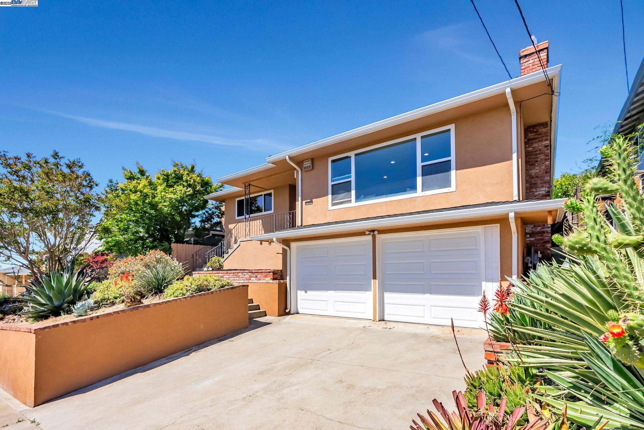Detail Gallery Image 2 of 48 For 18353 Carlwyn Dr, Castro Valley,  CA 94546 - 3 Beds | 3 Baths