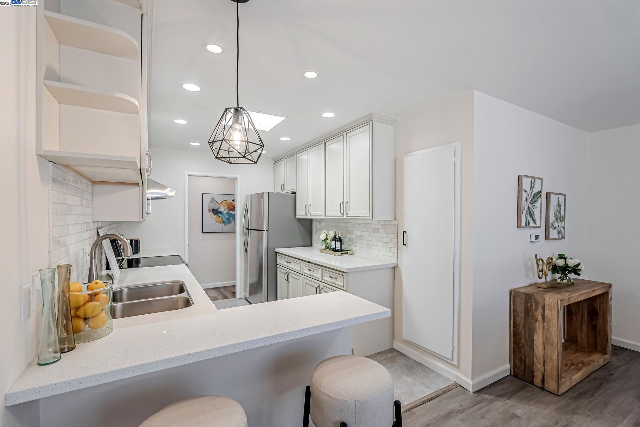 Detail Gallery Image 11 of 48 For 18353 Carlwyn Dr, Castro Valley,  CA 94546 - 3 Beds | 3 Baths