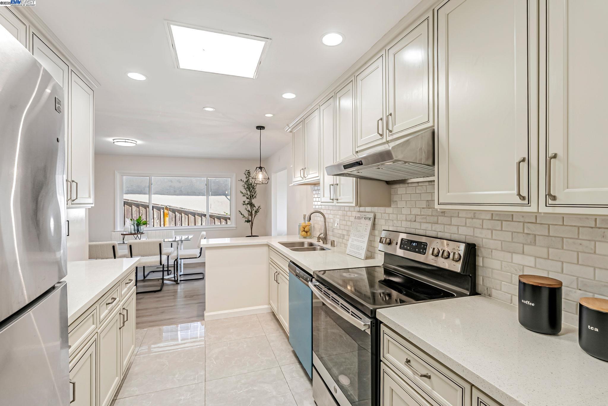 Detail Gallery Image 12 of 48 For 18353 Carlwyn Dr, Castro Valley,  CA 94546 - 3 Beds | 3 Baths