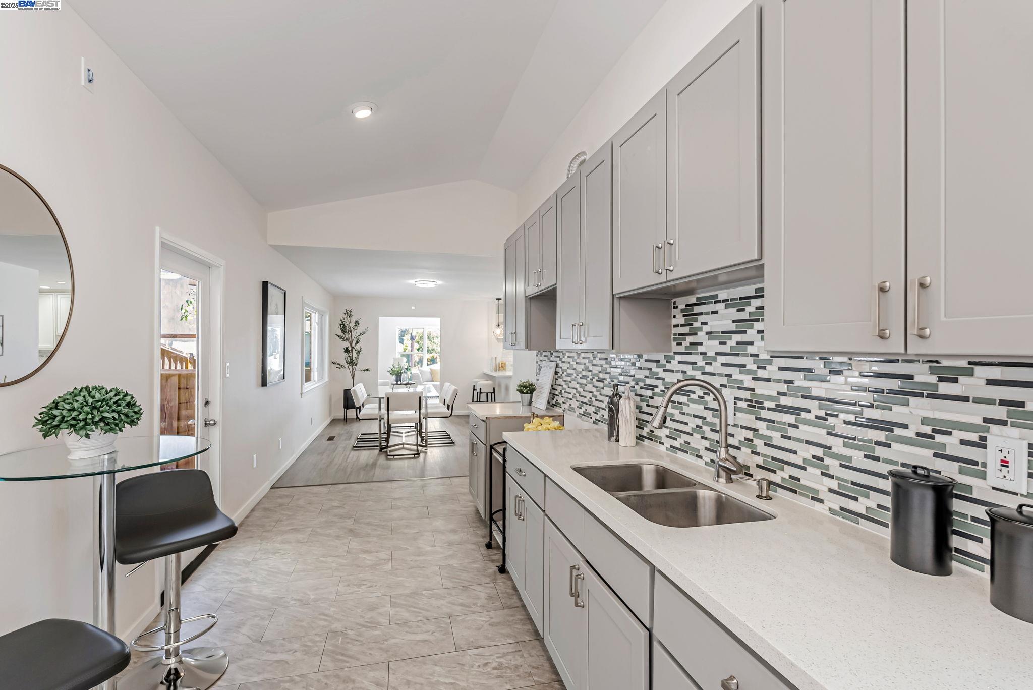 Detail Gallery Image 14 of 48 For 18353 Carlwyn Dr, Castro Valley,  CA 94546 - 3 Beds | 3 Baths