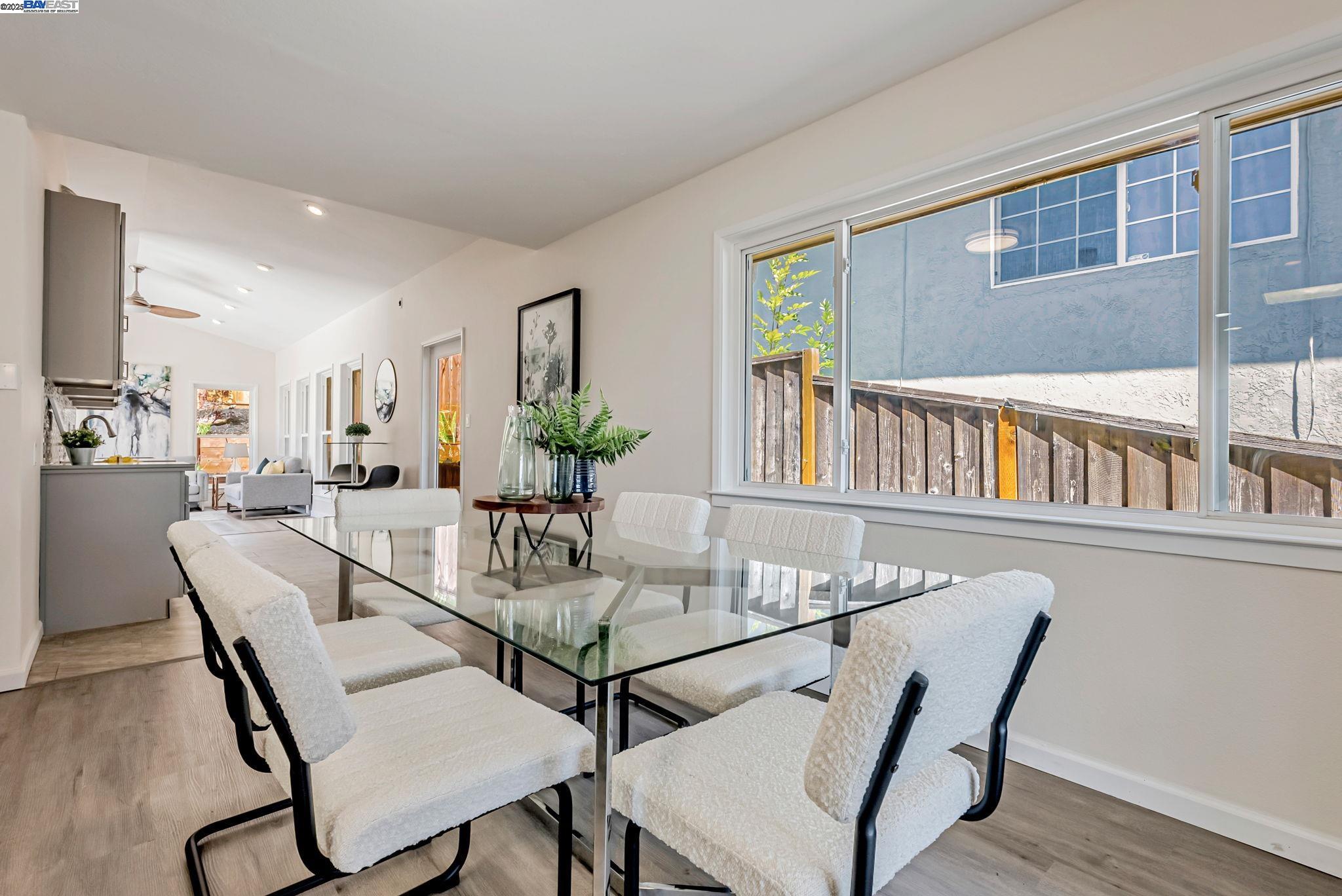 Detail Gallery Image 15 of 48 For 18353 Carlwyn Dr, Castro Valley,  CA 94546 - 3 Beds | 3 Baths