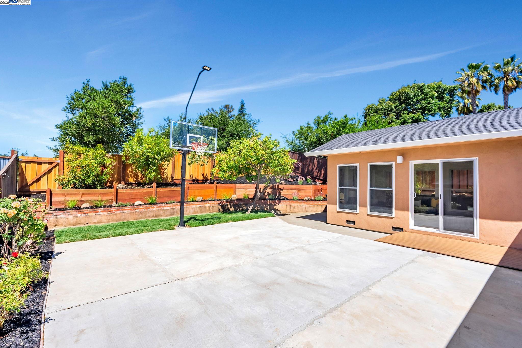 Detail Gallery Image 31 of 48 For 18353 Carlwyn Dr, Castro Valley,  CA 94546 - 3 Beds | 3 Baths