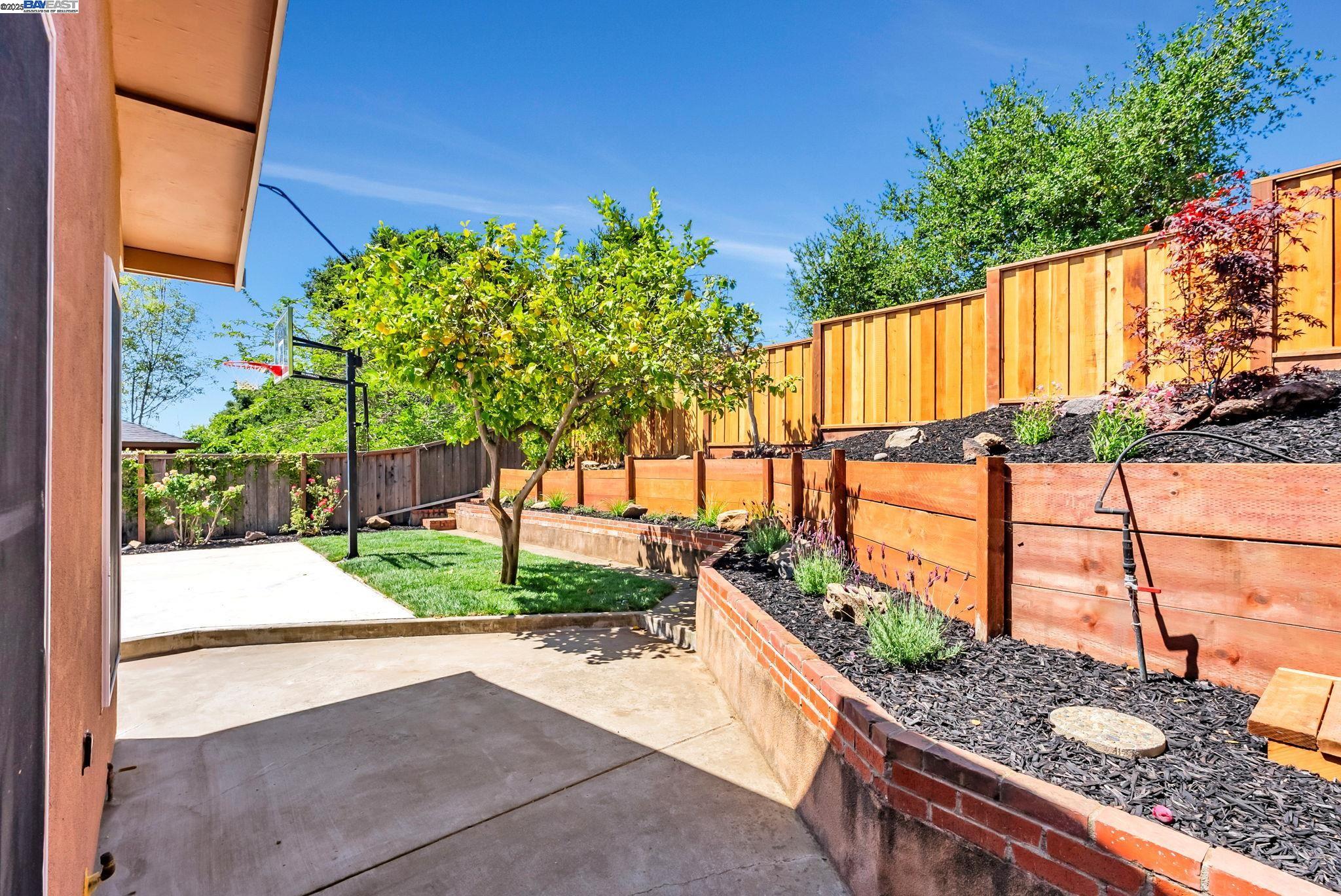 Detail Gallery Image 32 of 48 For 18353 Carlwyn Dr, Castro Valley,  CA 94546 - 3 Beds | 3 Baths