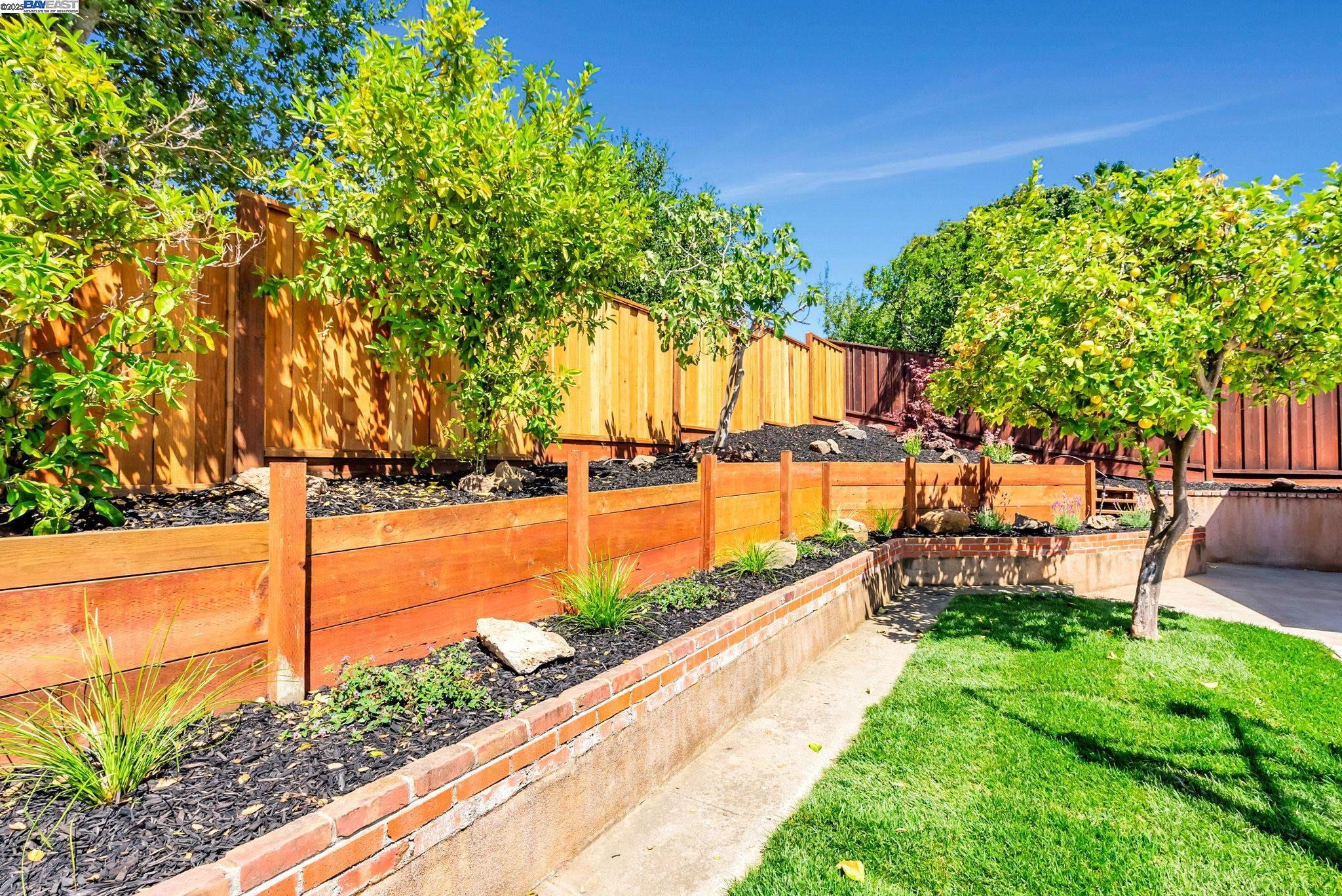 Detail Gallery Image 33 of 48 For 18353 Carlwyn Dr, Castro Valley,  CA 94546 - 3 Beds | 3 Baths