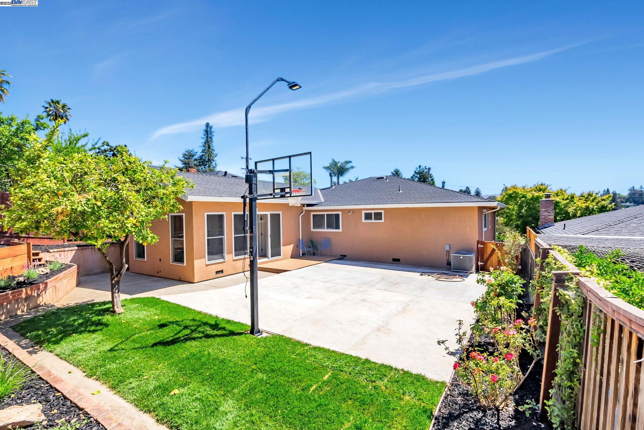 Detail Gallery Image 36 of 48 For 18353 Carlwyn Dr, Castro Valley,  CA 94546 - 3 Beds | 3 Baths