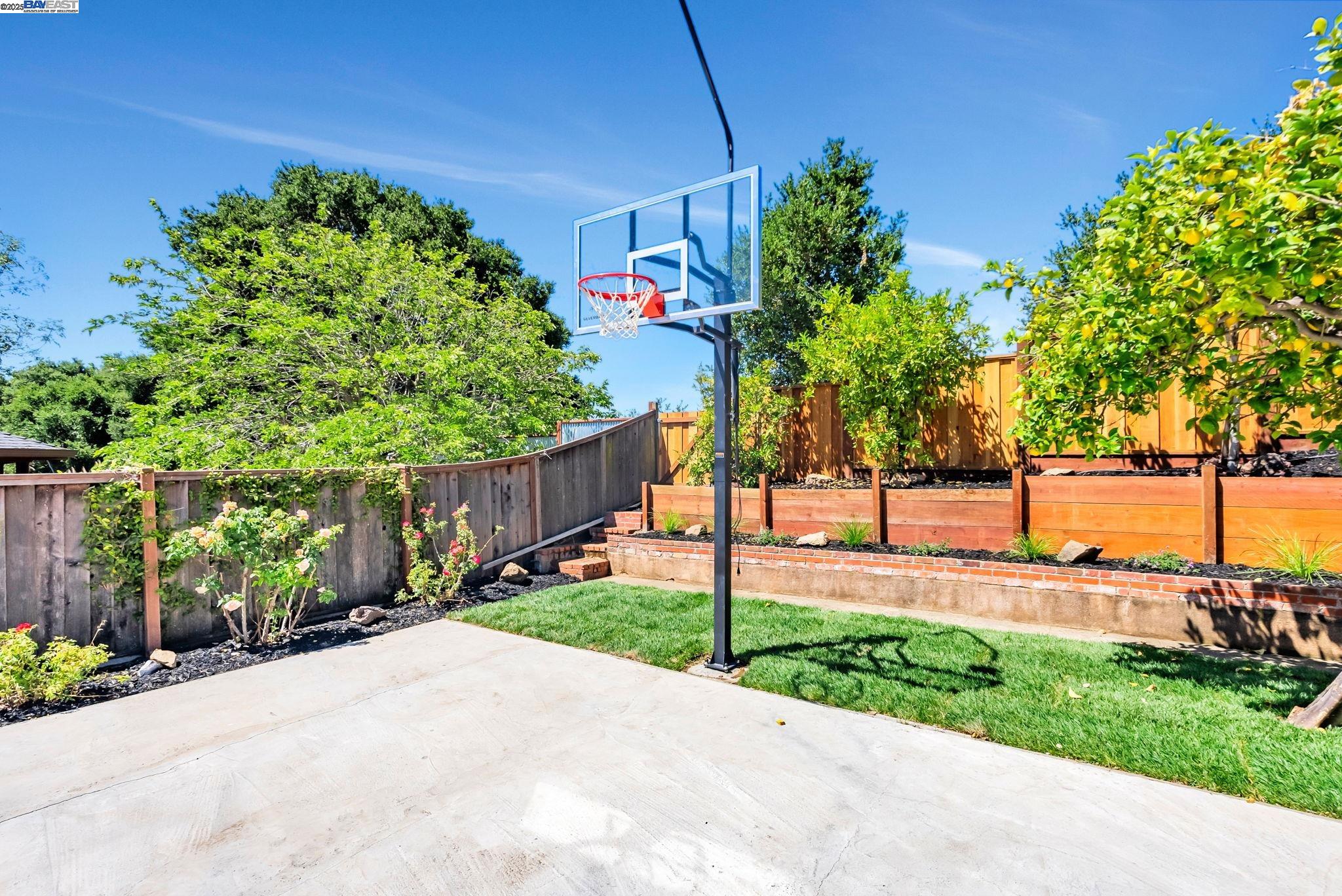 Detail Gallery Image 37 of 48 For 18353 Carlwyn Dr, Castro Valley,  CA 94546 - 3 Beds | 3 Baths
