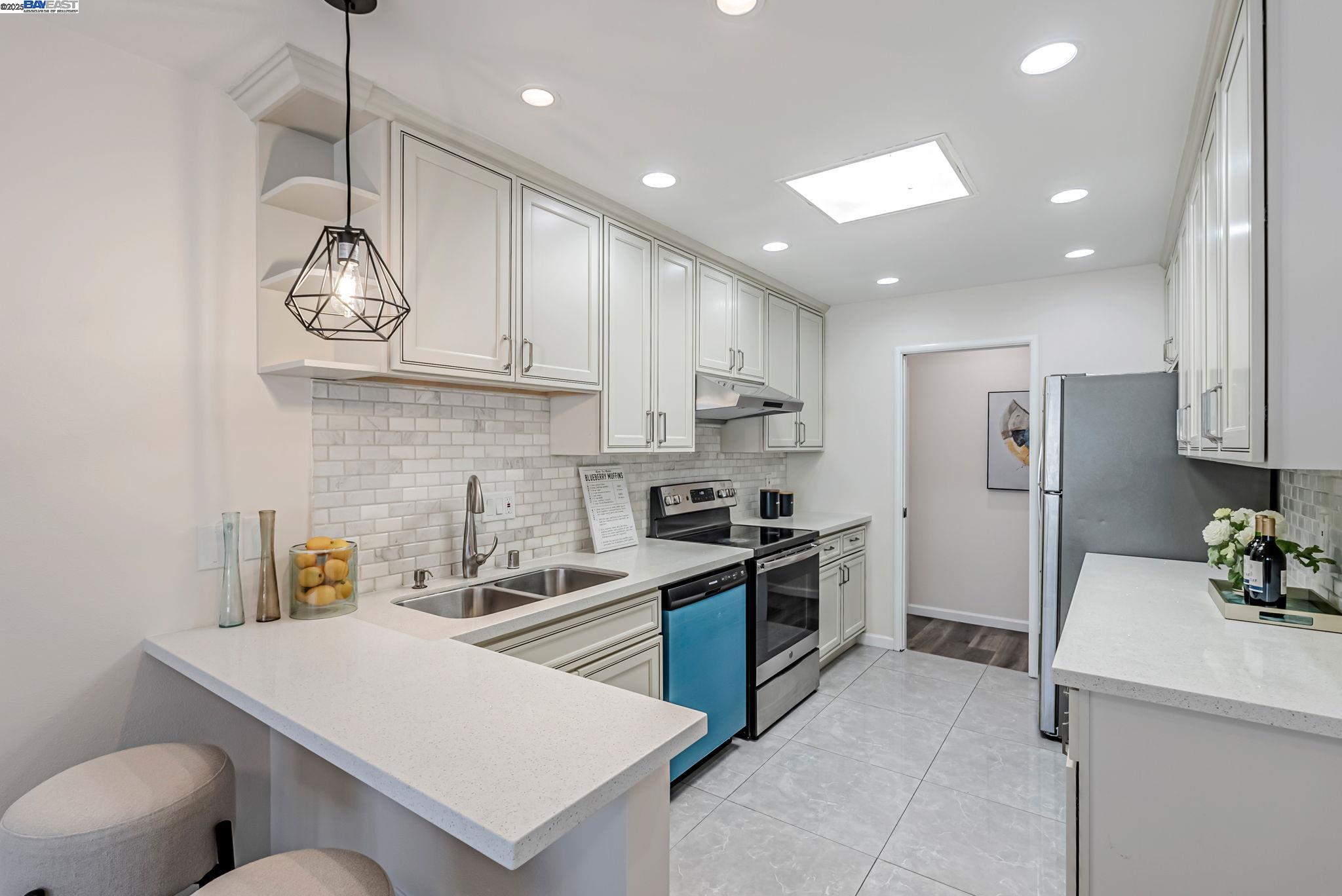 Detail Gallery Image 10 of 48 For 18353 Carlwyn Dr, Castro Valley,  CA 94546 - 3 Beds | 3 Baths